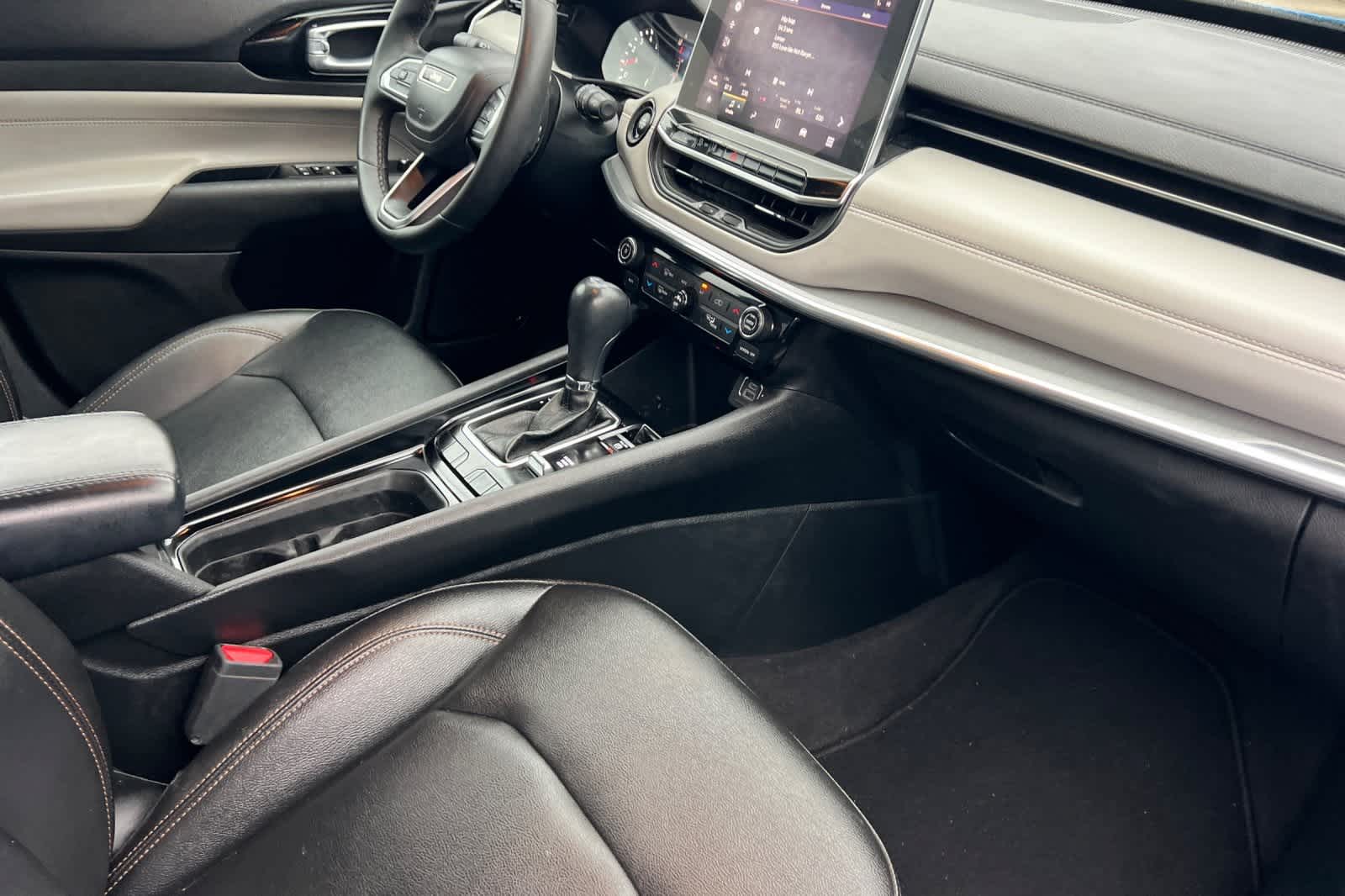 Thumbnail: 2023 Jeep Compass - 18