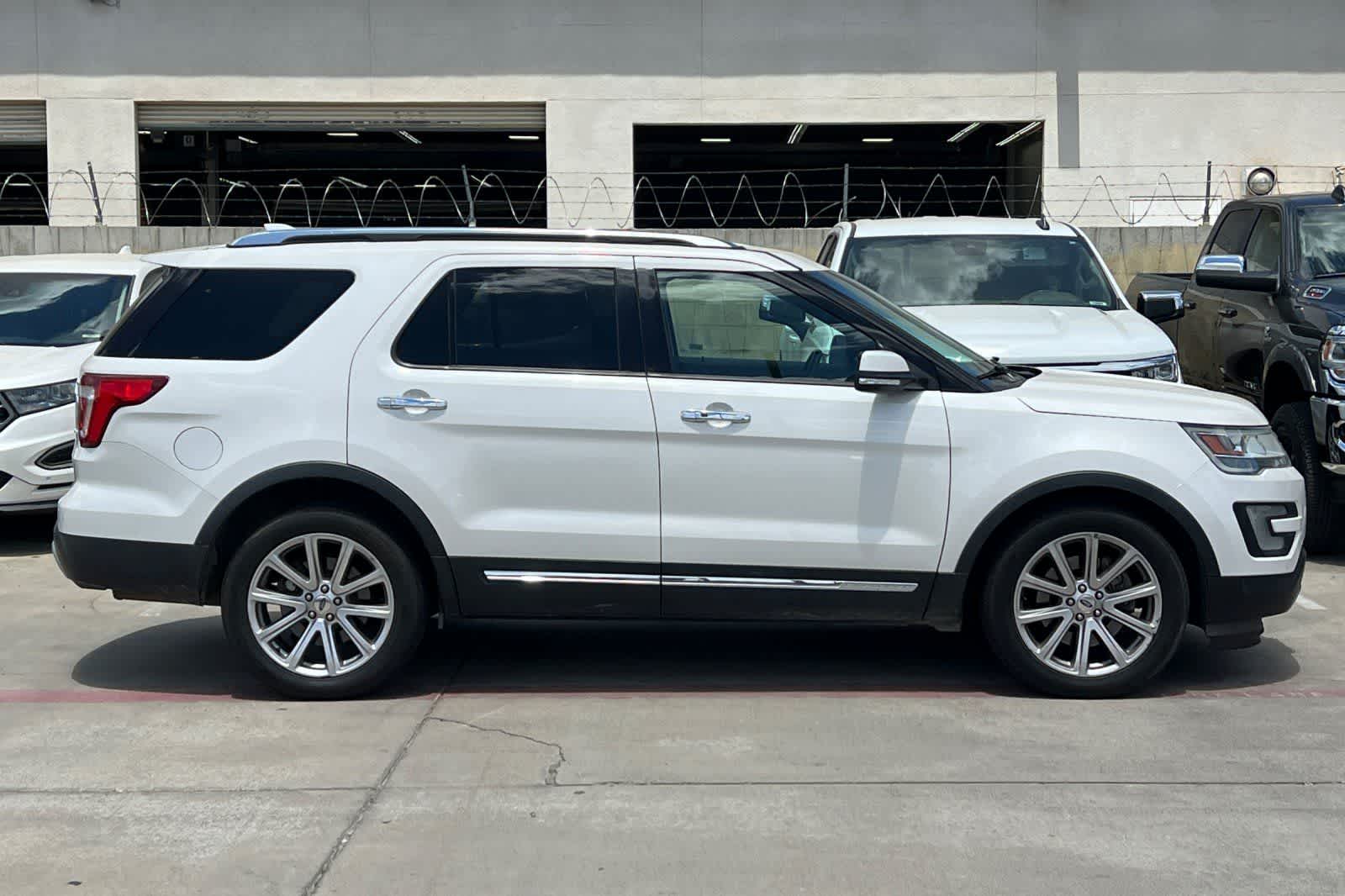 Thumbnail: 2016 Ford Explorer - 9