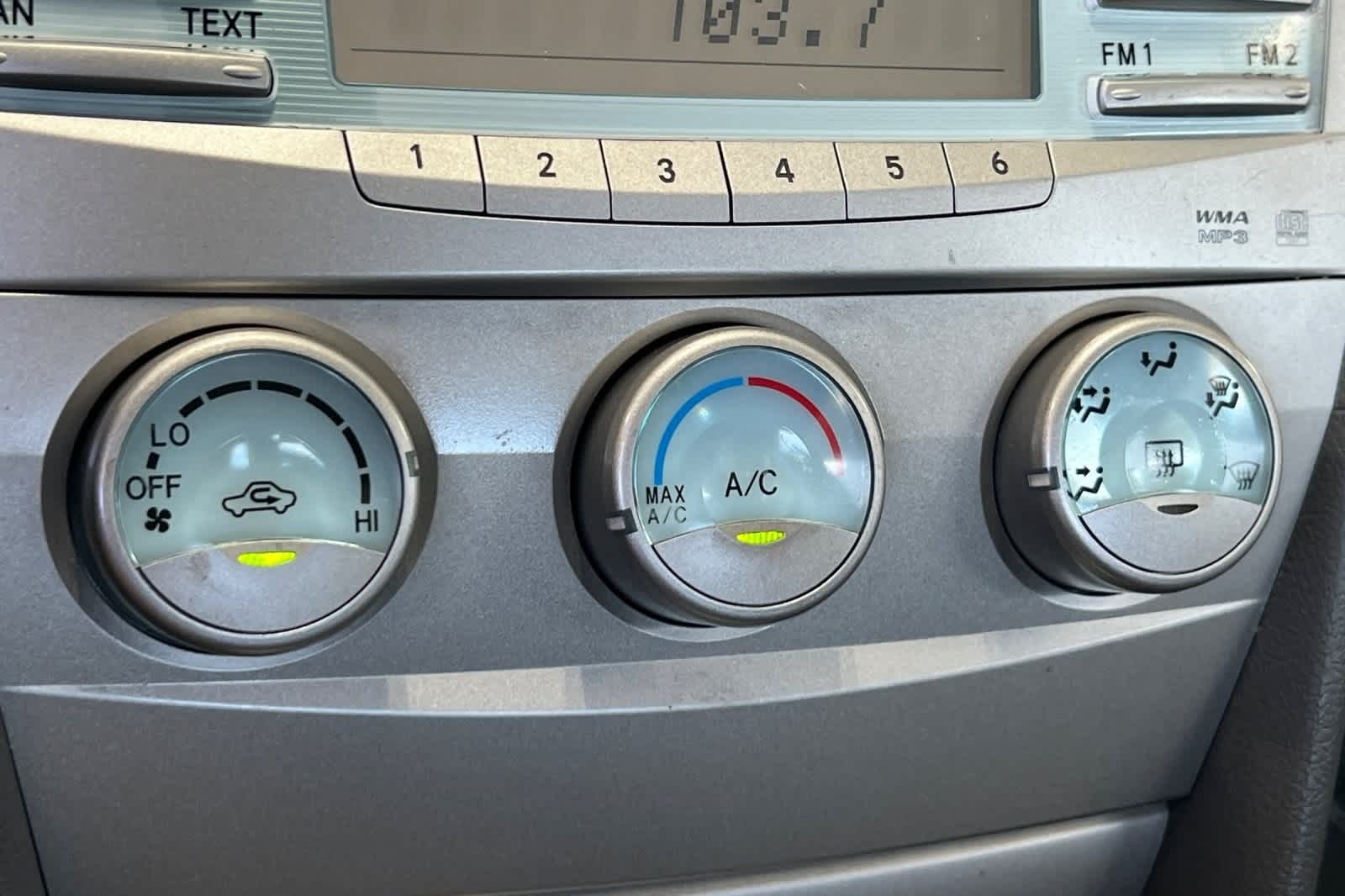 2009 Toyota Camry LE 21