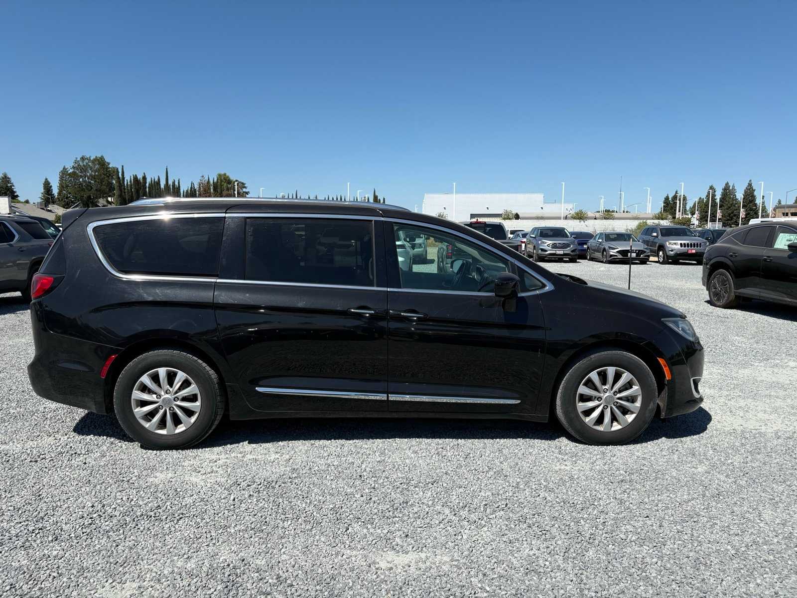 Thumbnail: 2019 Chrysler Pacifica - 8