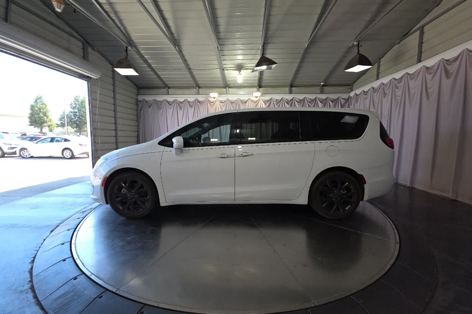 Thumbnail: 2020 Chrysler Pacifica - 6