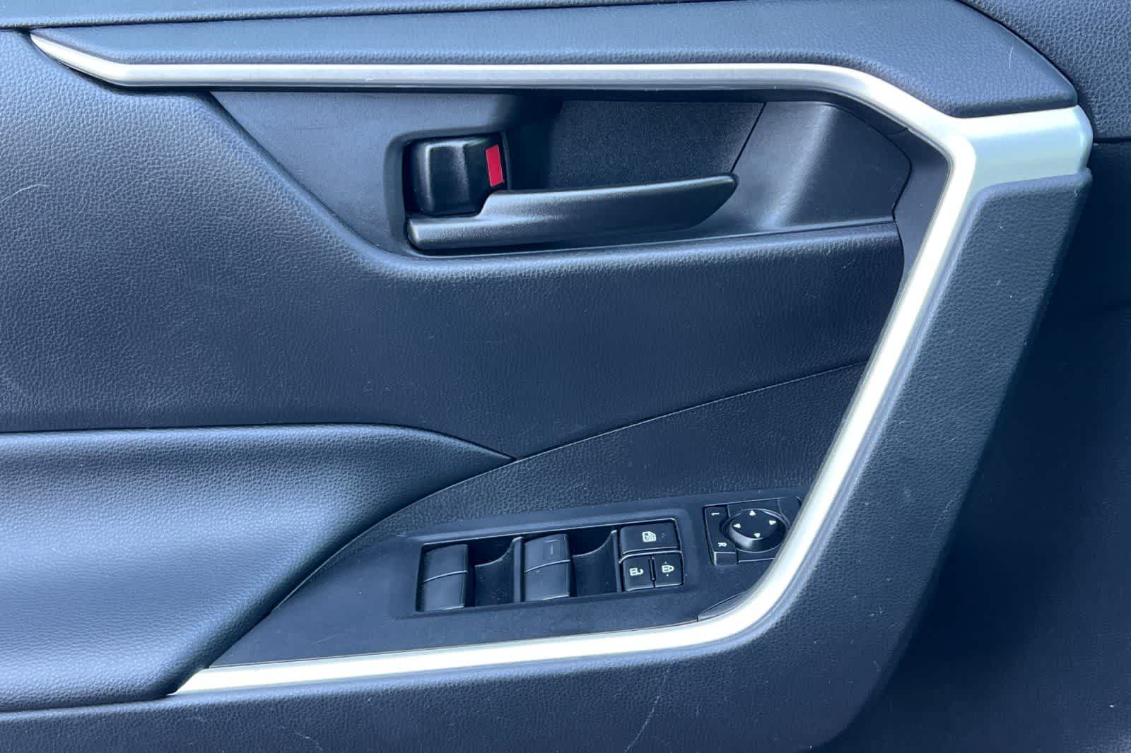 Thumbnail: 2021 Toyota RAV4 - 15