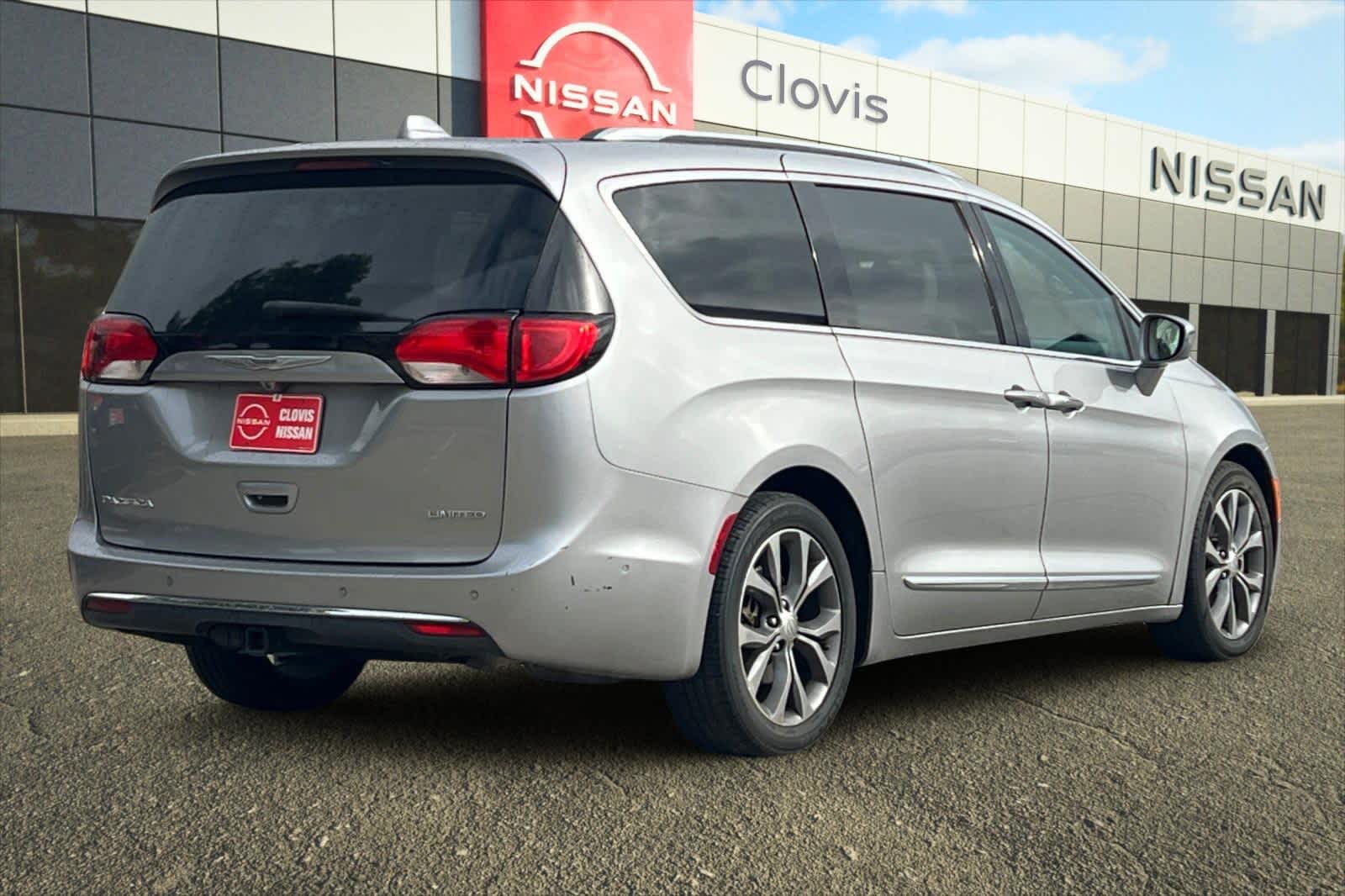 Thumbnail: 2017 Chrysler Pacifica - 3