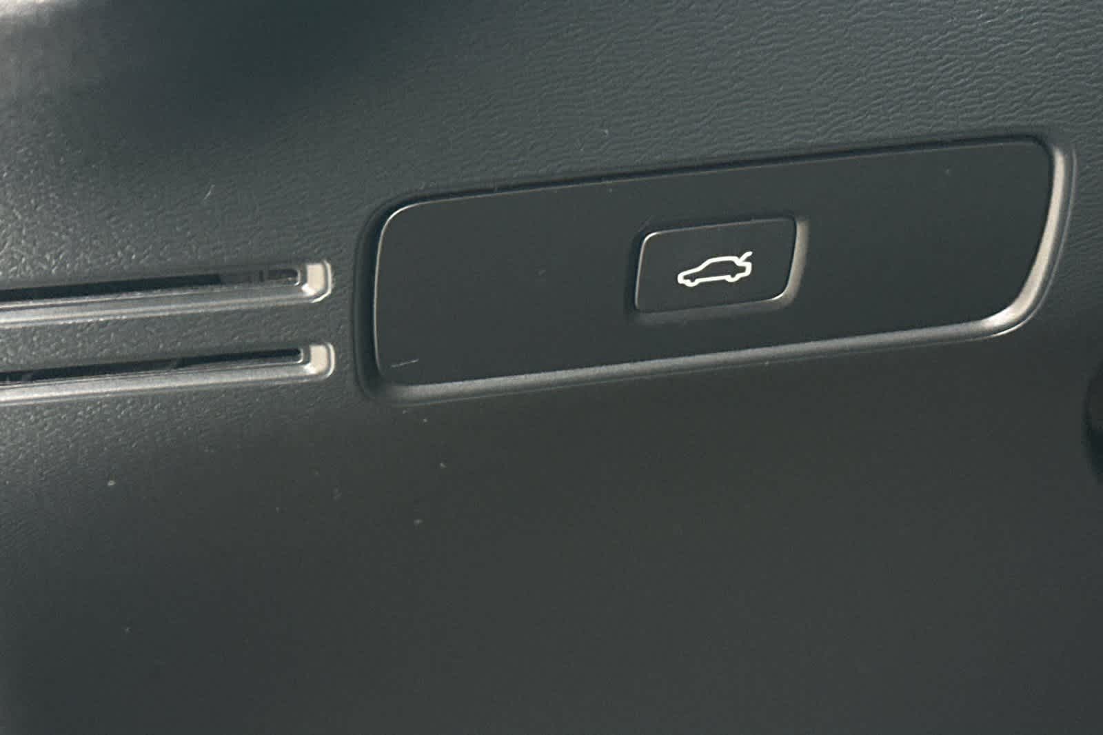 Thumbnail: 2023 Volvo XC40 - 33