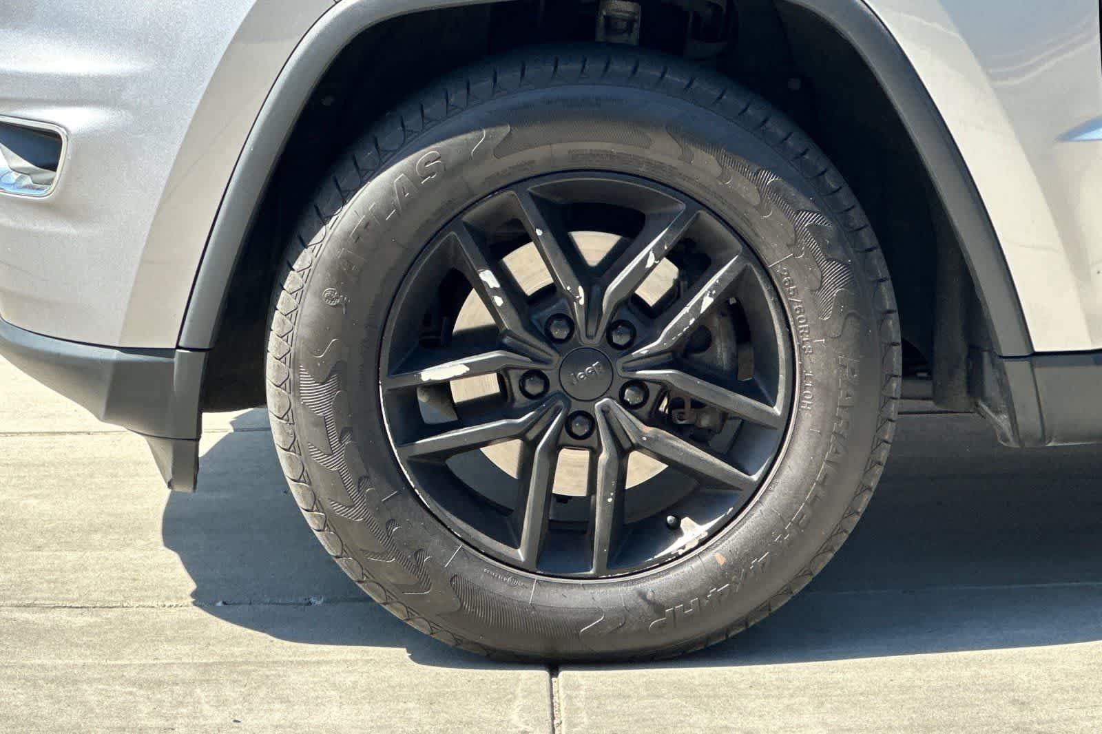 Thumbnail: 2017 Jeep Grand Cherokee - 36
