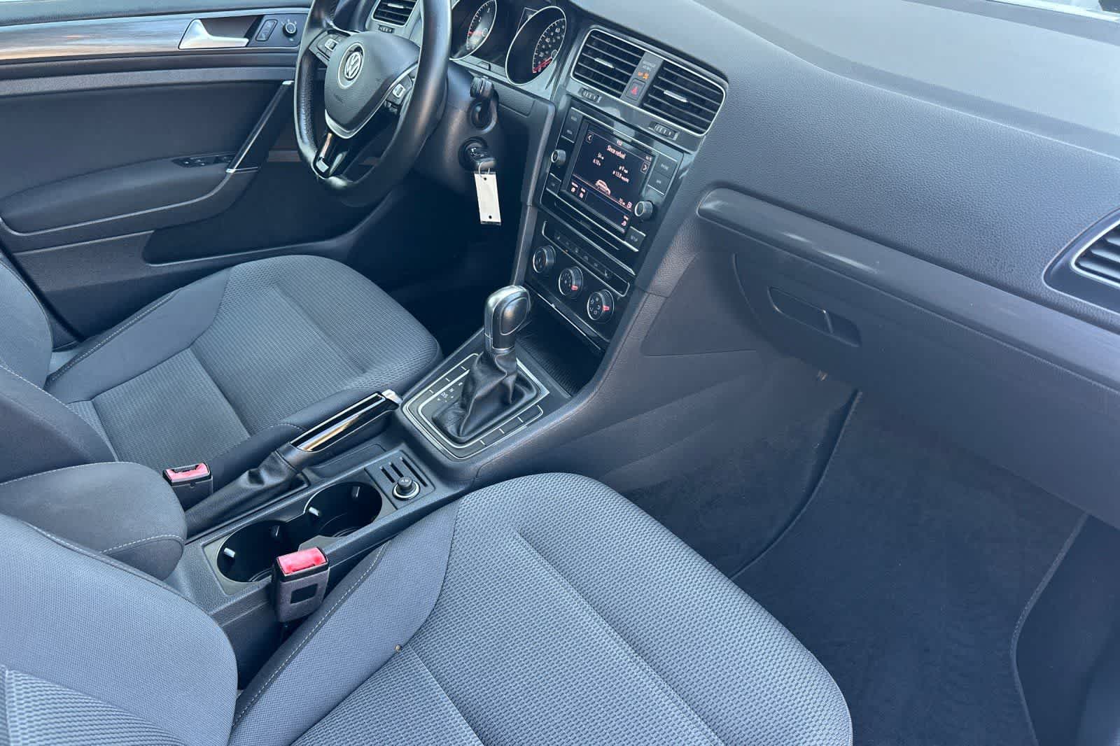 Thumbnail: 2019 Volkswagen e-Golf - 19