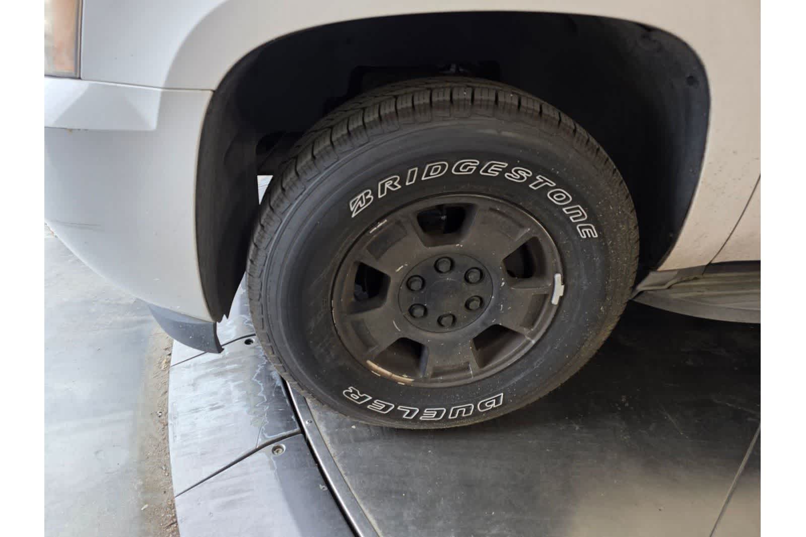 Thumbnail: 2010 Chevrolet Tahoe - 3