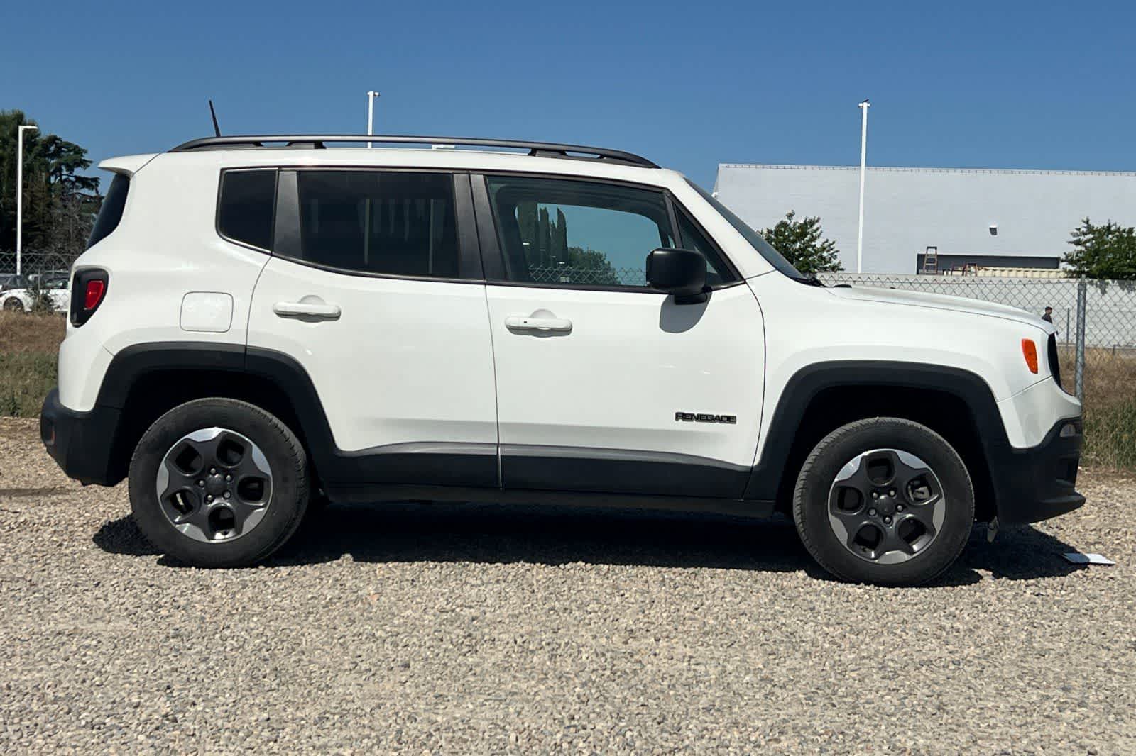 Thumbnail: 2017 Jeep Renegade - 9