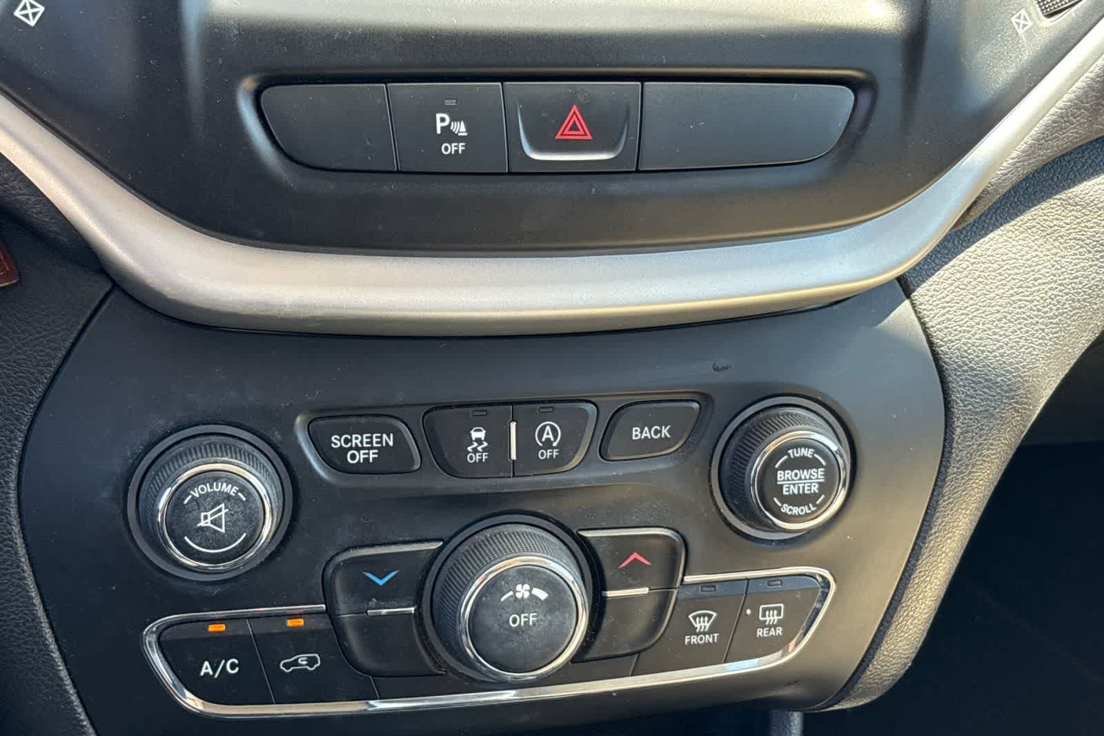 Thumbnail: 2015 Jeep Cherokee - 22