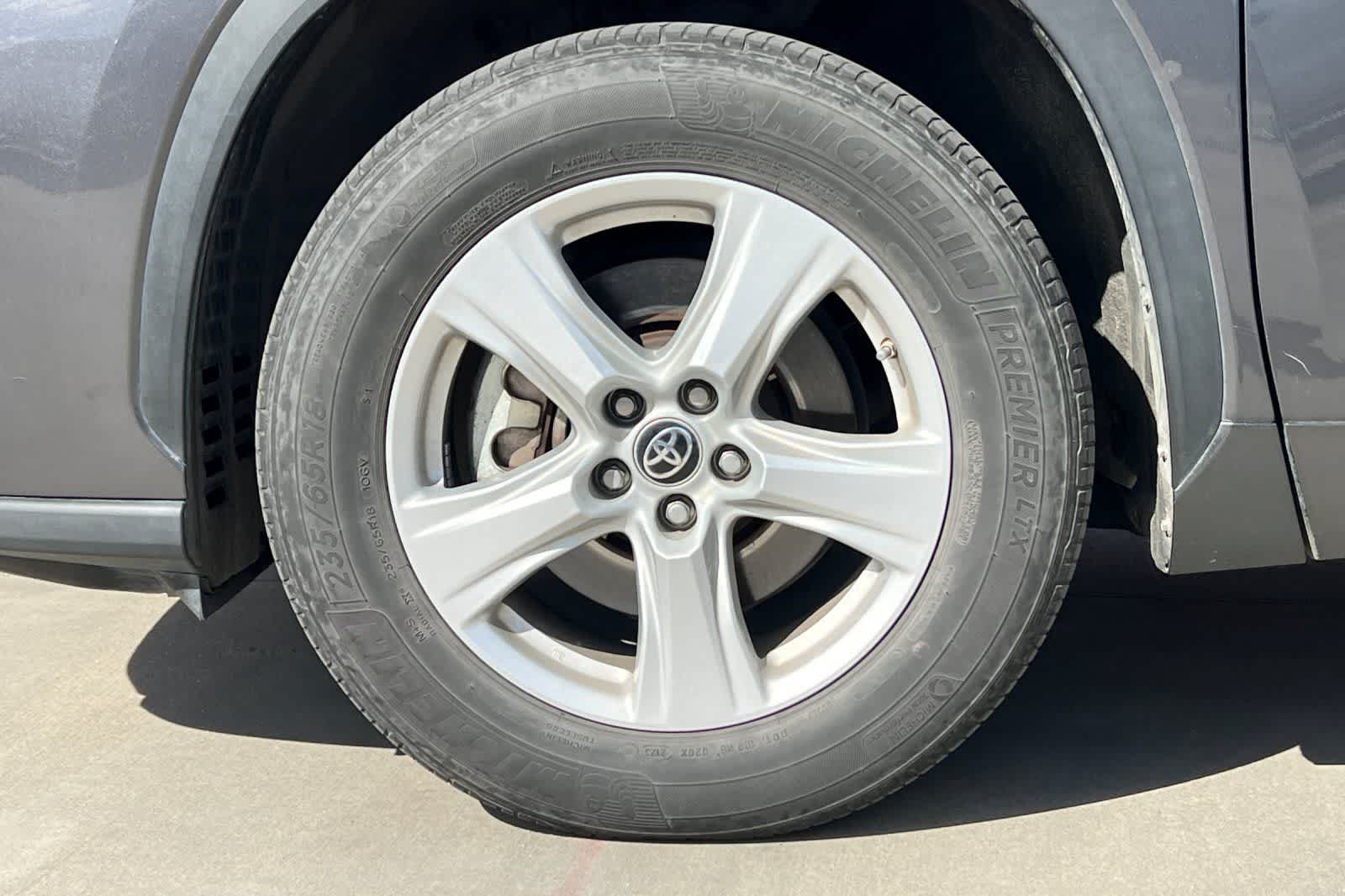 Thumbnail: 2023 Toyota Highlander - 28