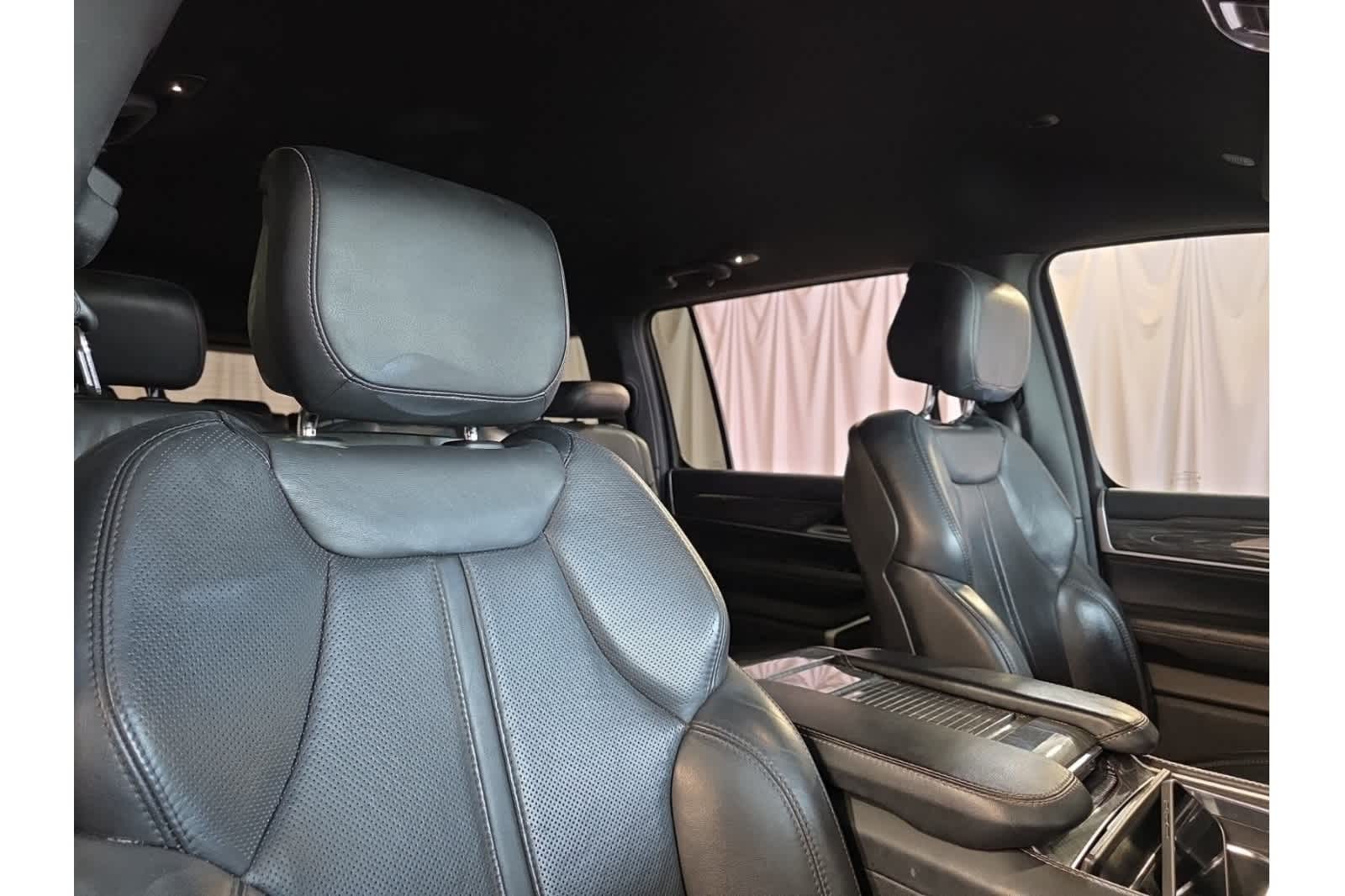 Thumbnail: 2022 Jeep Wagoneer - 13