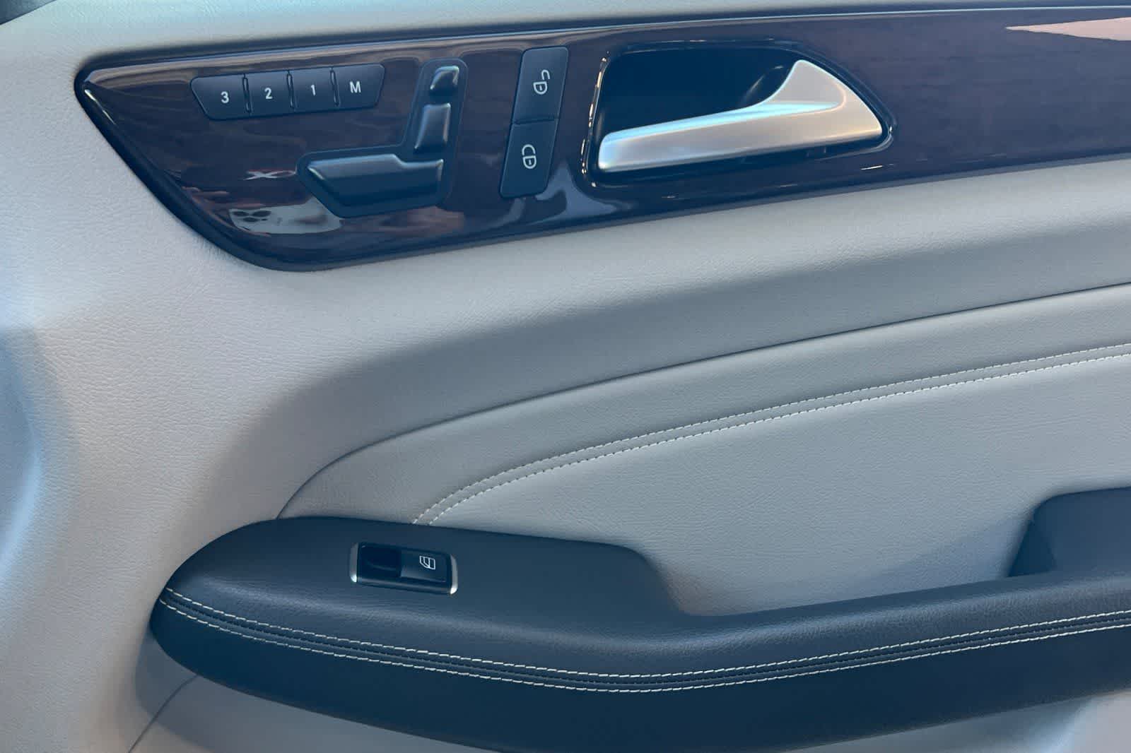 Thumbnail: 2012 Mercedes-Benz M-Class - 21