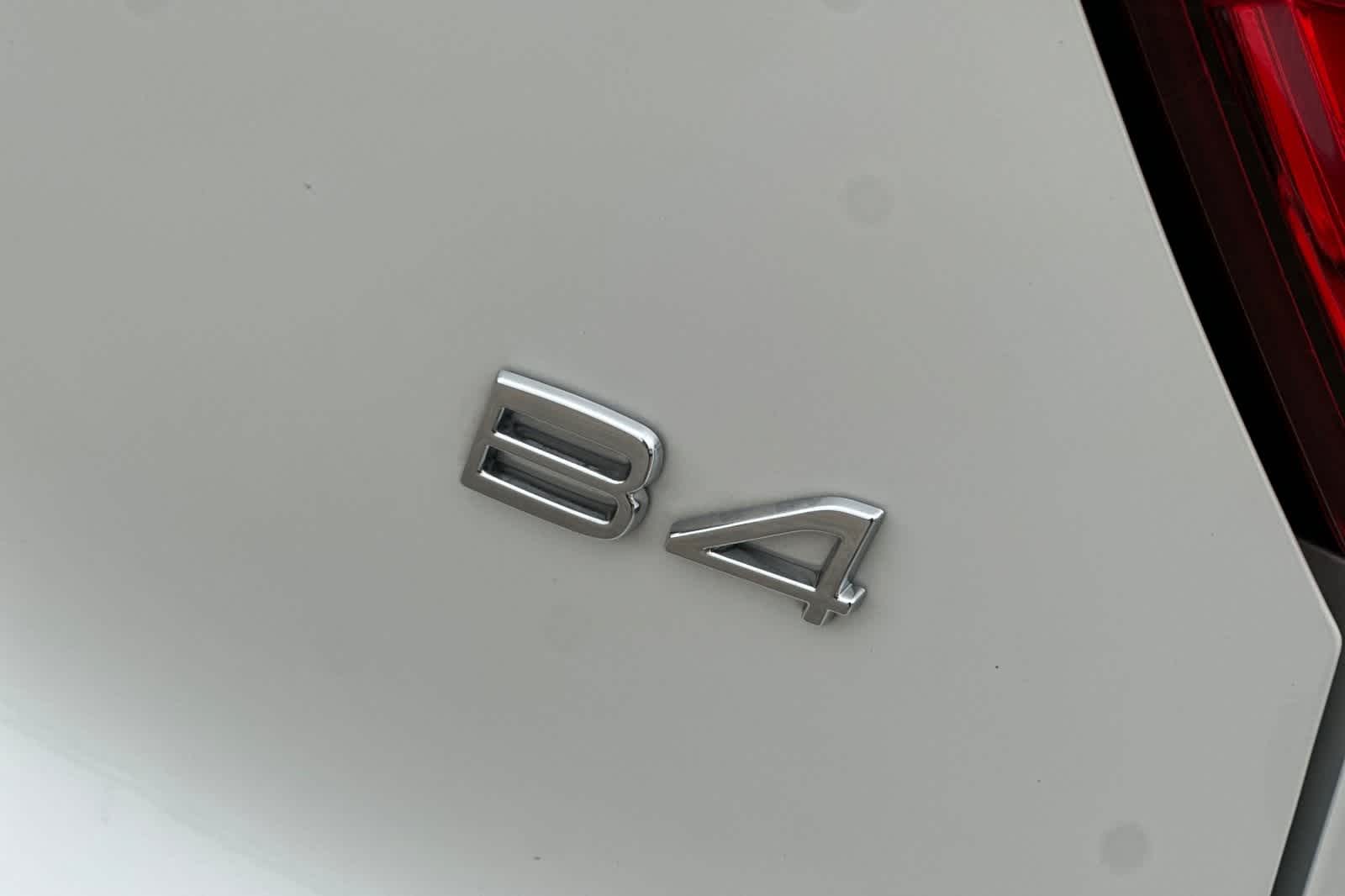 Thumbnail: 2023 Volvo XC40 - 17