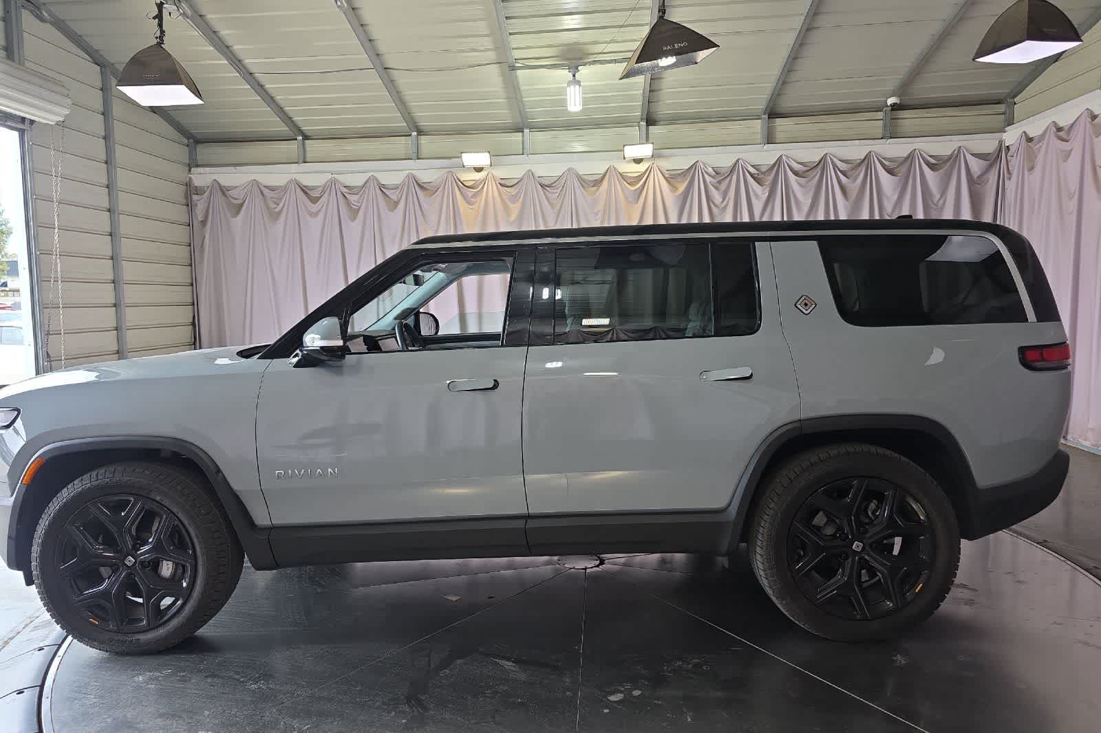 Thumbnail: 2023 Rivian R1S - 6