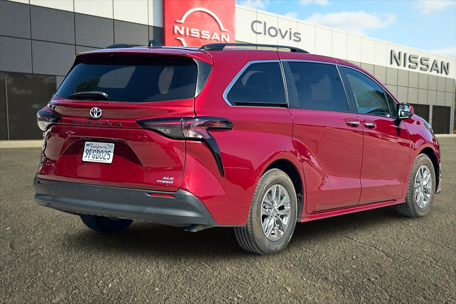 Thumbnail: 2023 Toyota Sienna - 3
