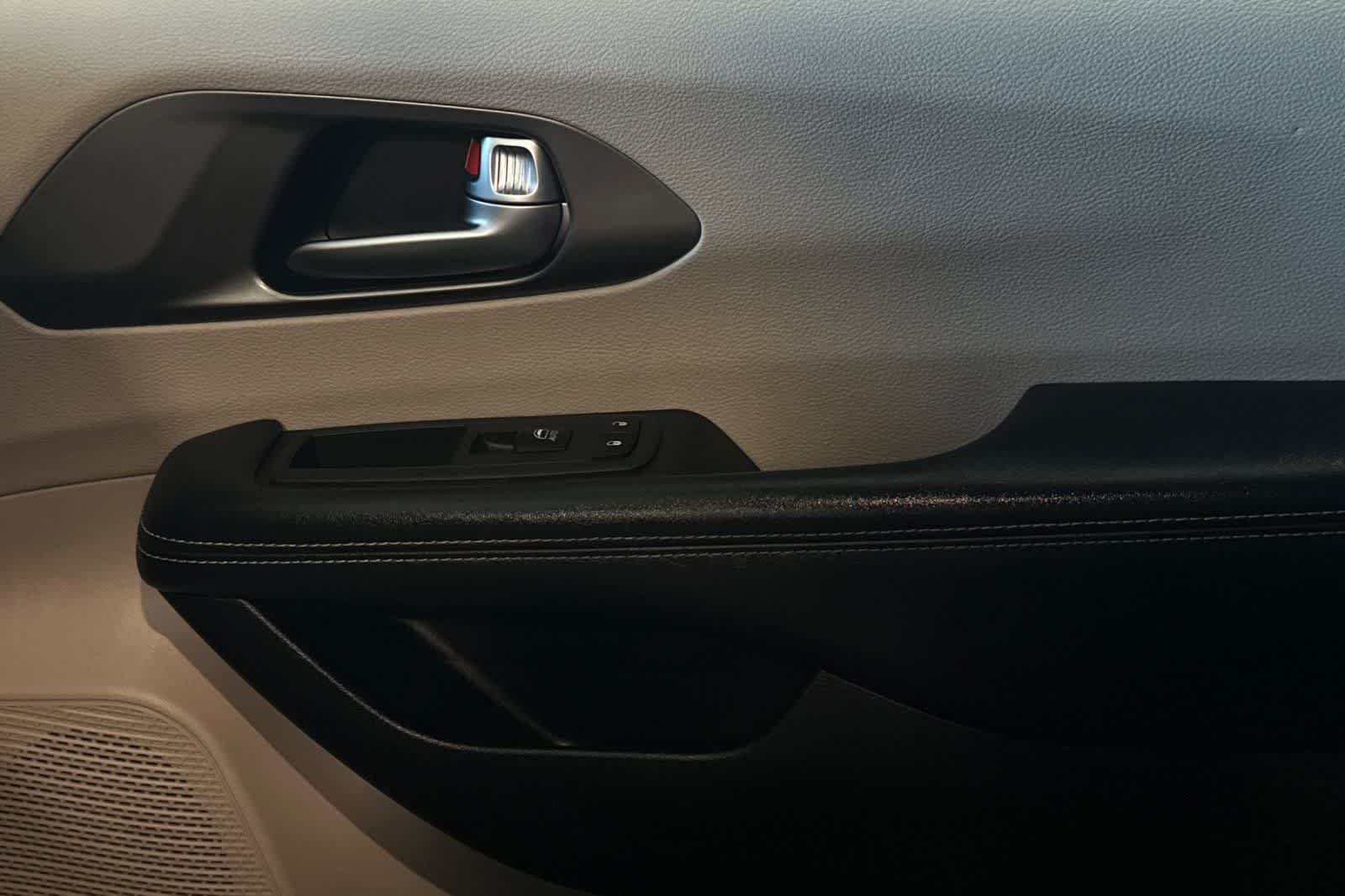 Thumbnail: 2022 Chrysler Pacifica - 22