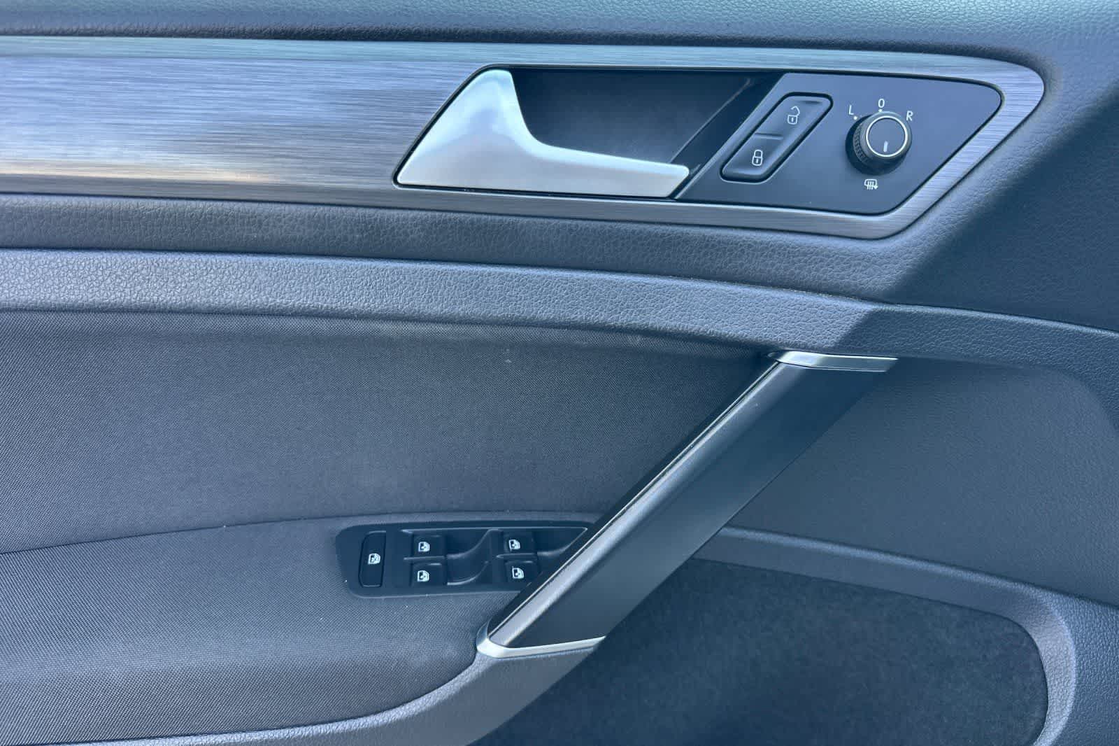 Thumbnail: 2019 Volkswagen e-Golf - 13