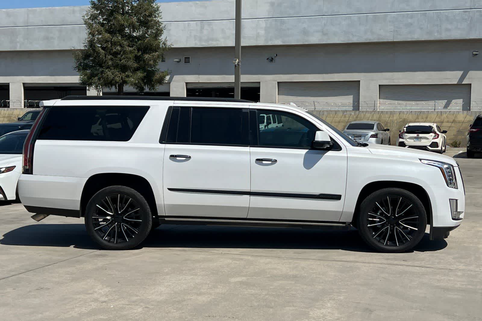 Thumbnail: 2016 Cadillac Escalade - 9