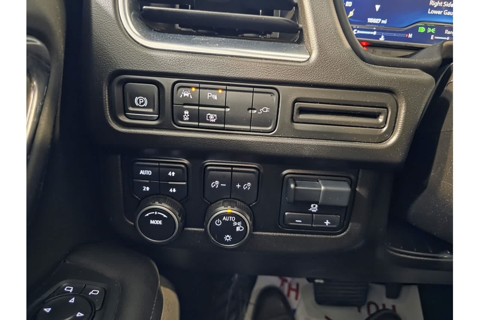 Thumbnail: 2022 Chevrolet Suburban - 30