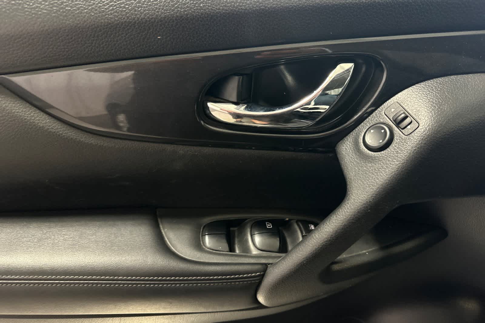 Thumbnail: 2018 Nissan Rogue - 15