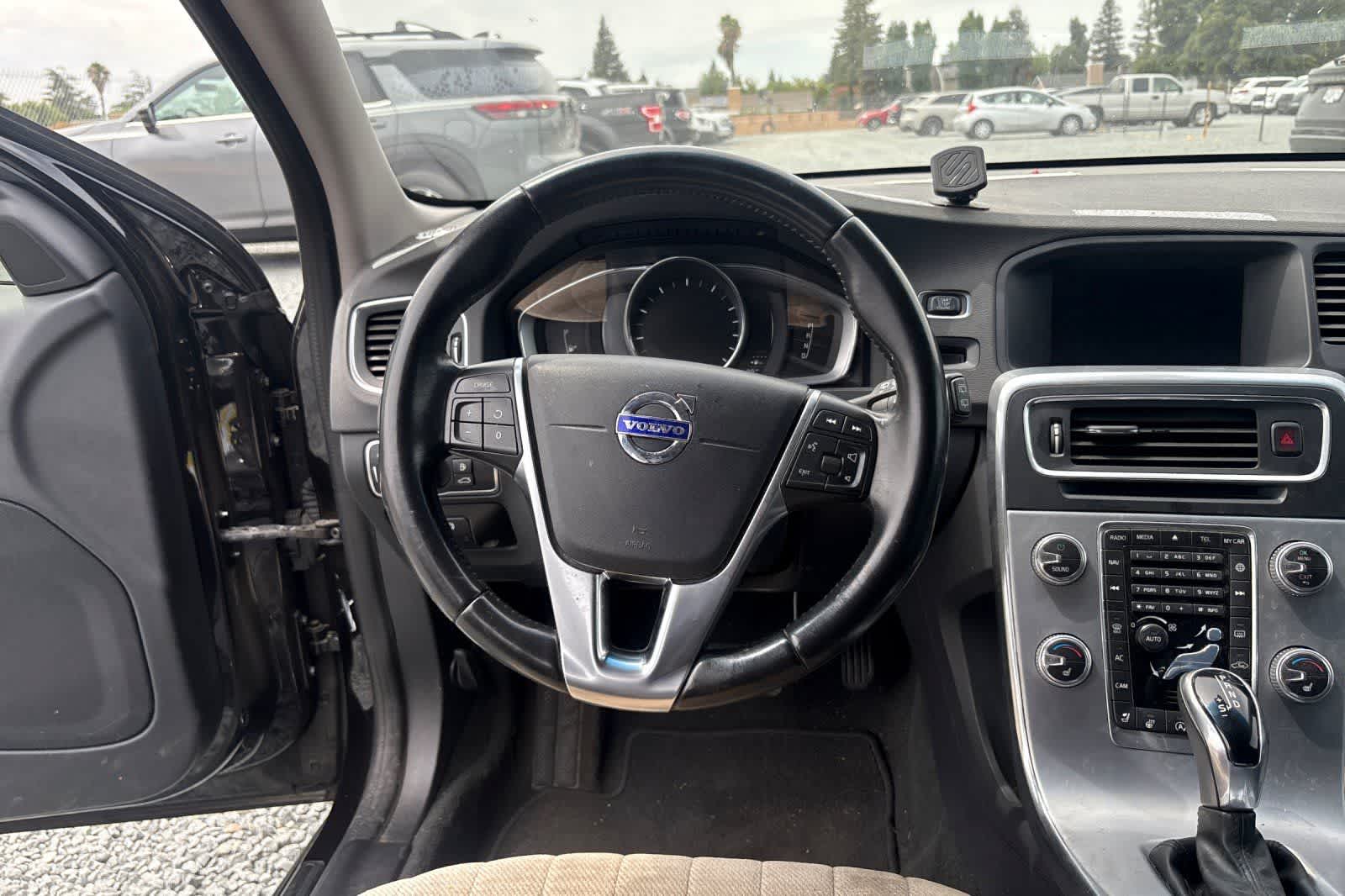 Thumbnail: 2018 Volvo V60 - 16