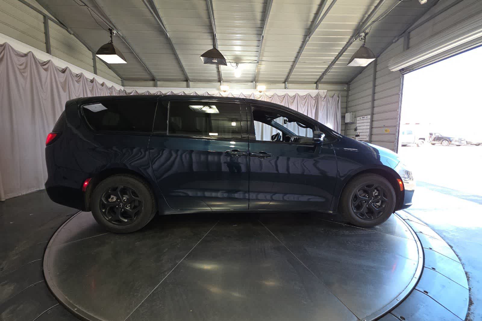 Thumbnail: 2022 Chrysler Pacifica - 9