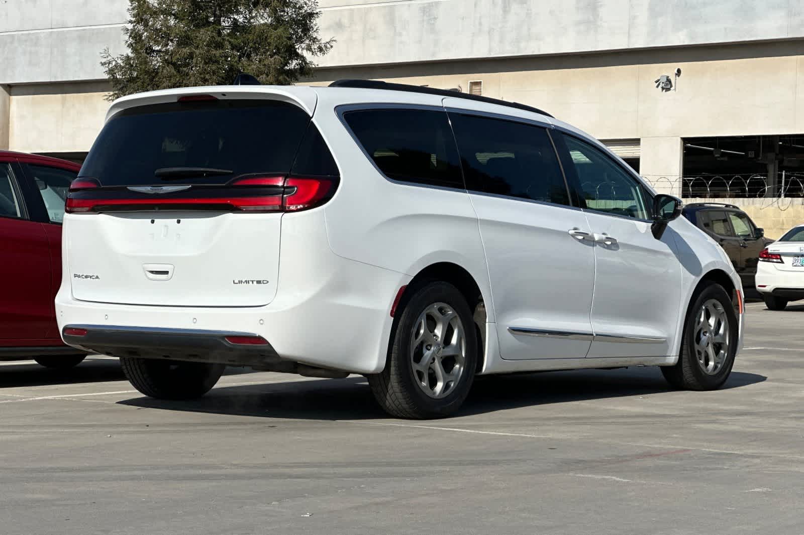 Thumbnail: 2023 Chrysler Pacifica - 3