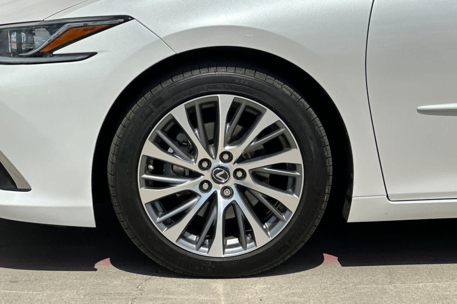Thumbnail: 2019 Lexus ES - 12