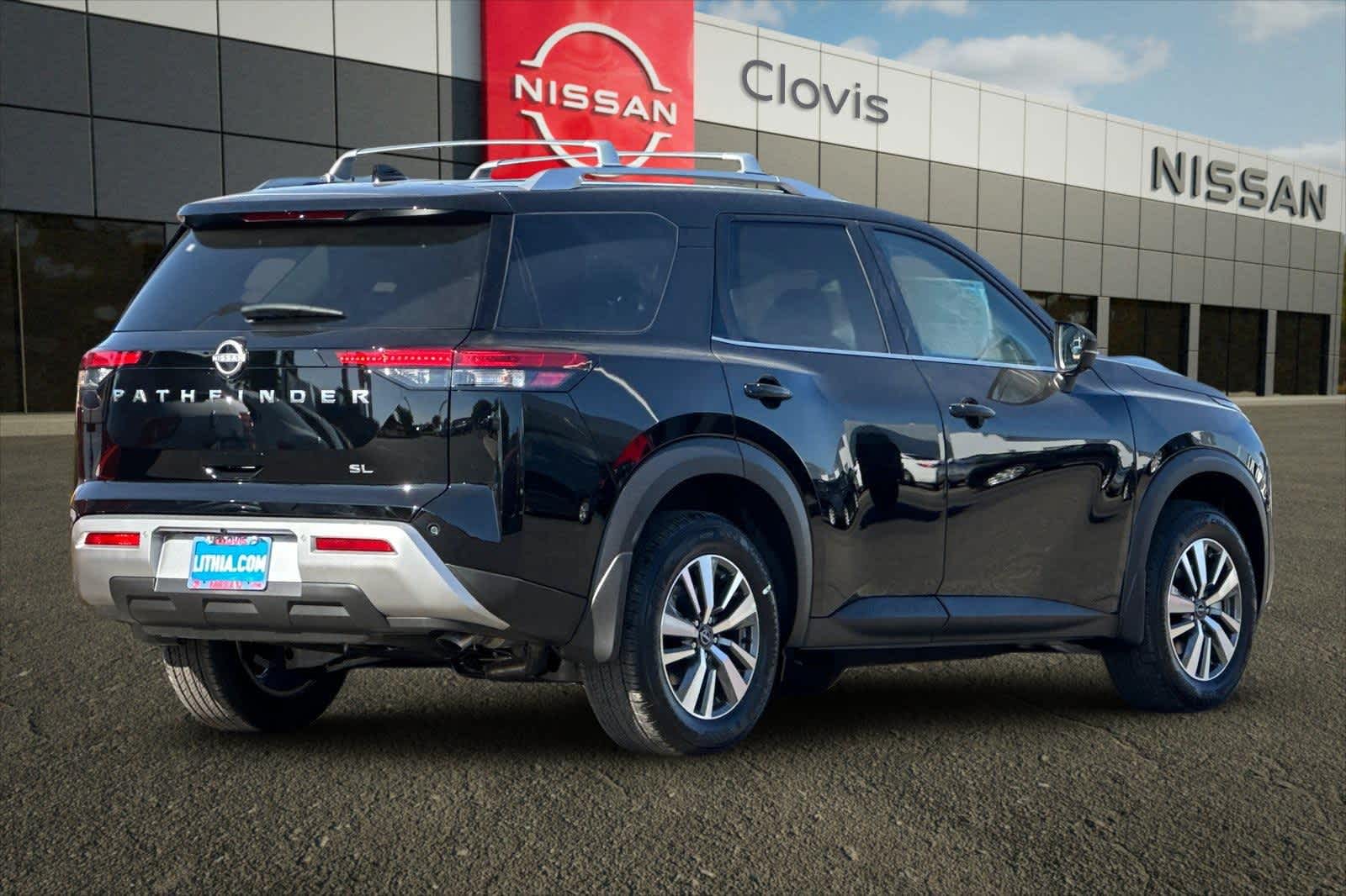 2025 Nissan Pathfinder SL 3