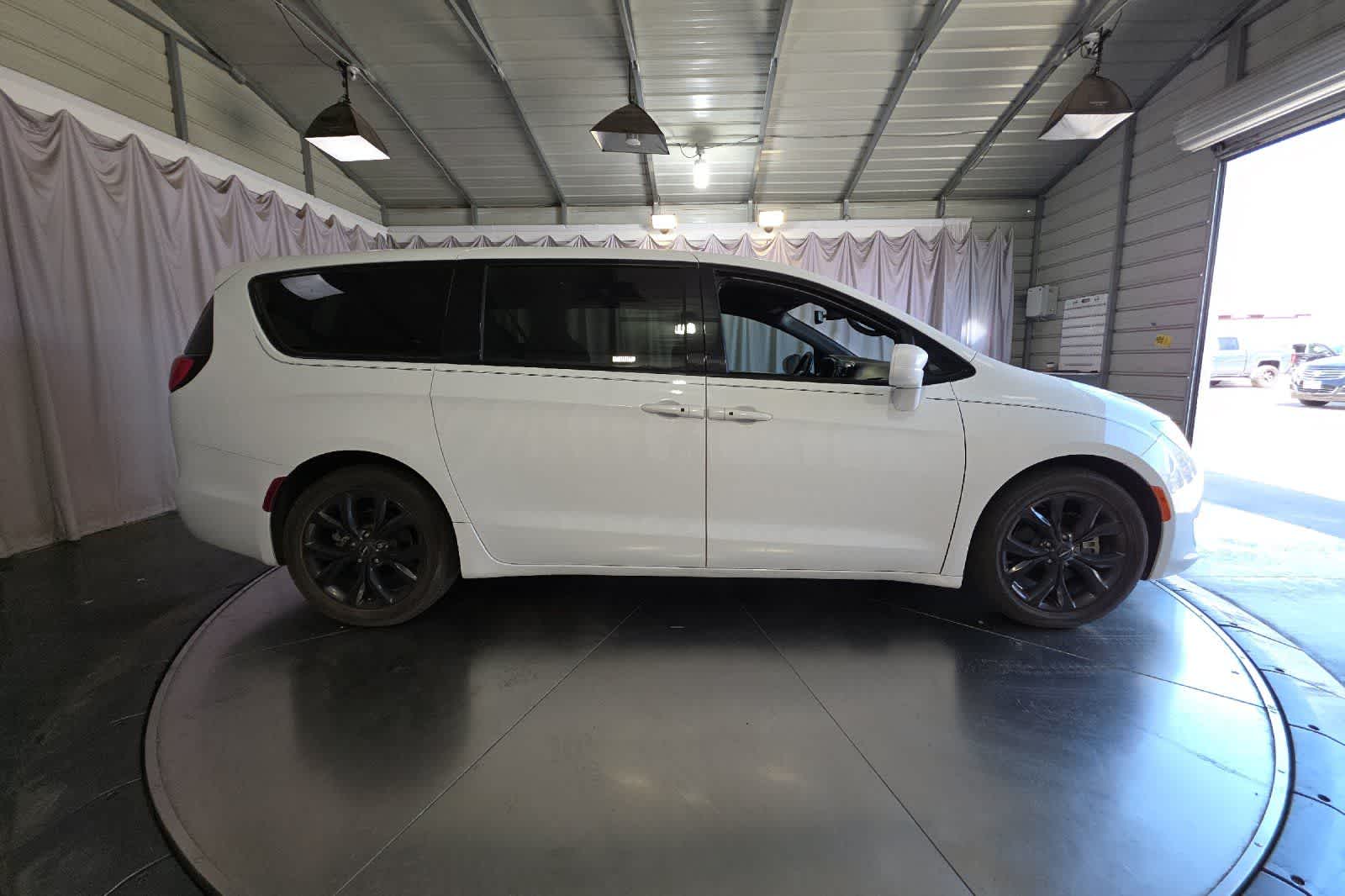Thumbnail: 2020 Chrysler Pacifica - 9
