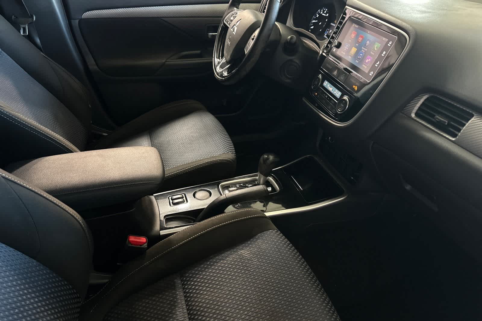 Thumbnail: 2017 Mitsubishi Outlander - 18