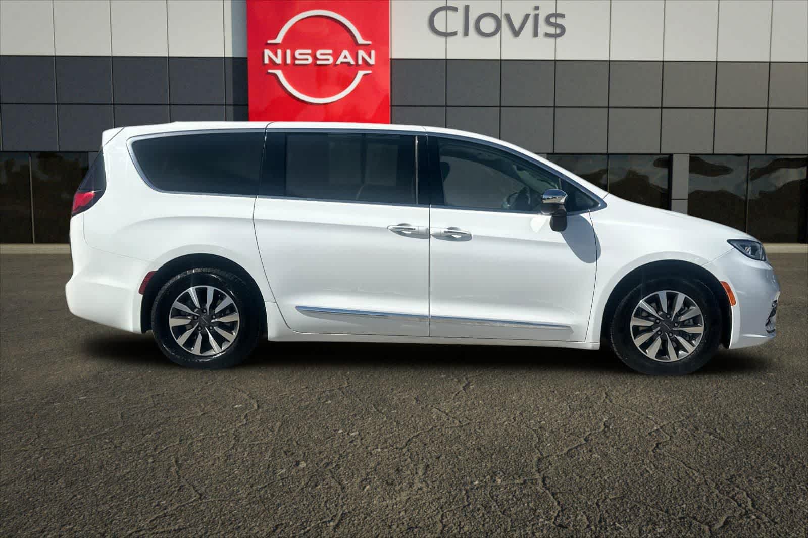 Thumbnail: 2023 Chrysler Pacifica - 9