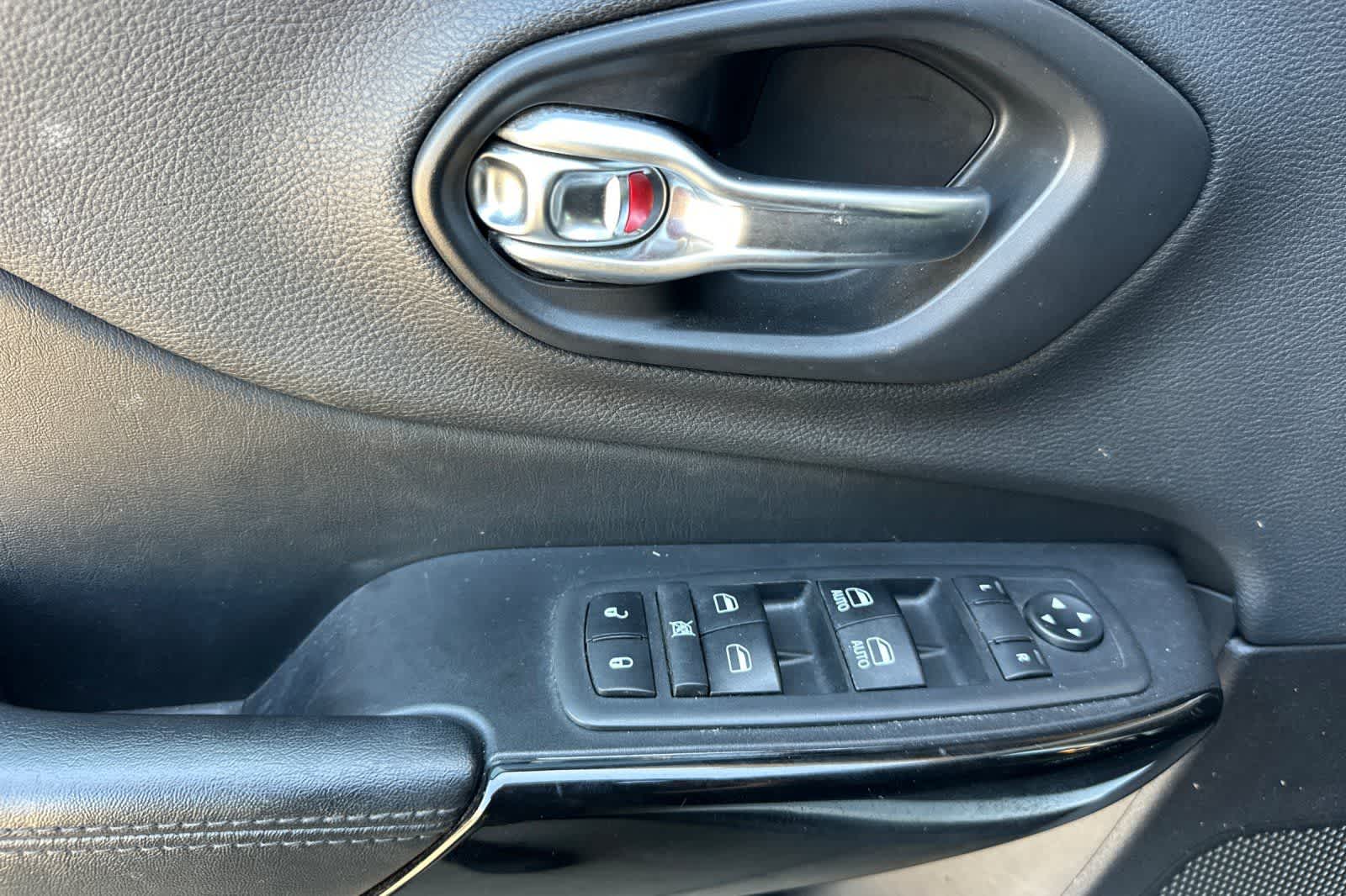 Thumbnail: 2019 Jeep Cherokee - 15