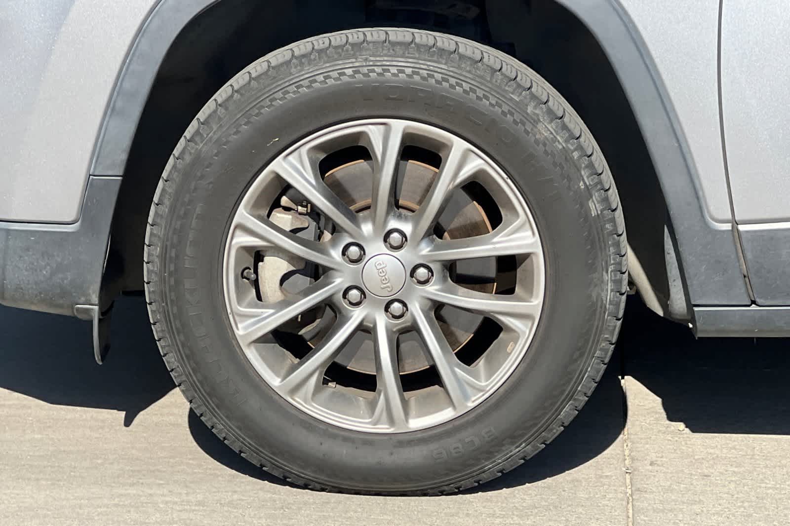 Thumbnail: 2019 Jeep Cherokee - 12