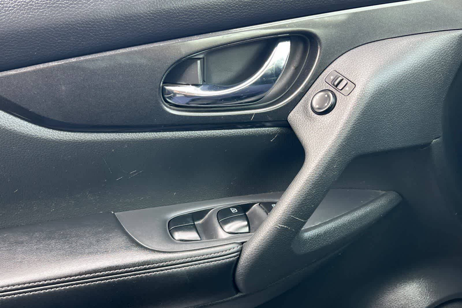 Thumbnail: 2017 Nissan Rogue - 13