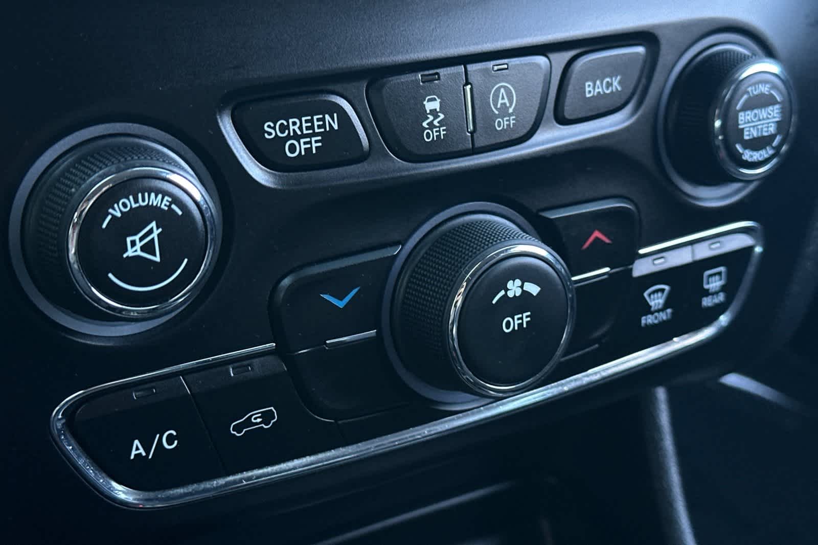 Thumbnail: 2017 Jeep Cherokee - 24