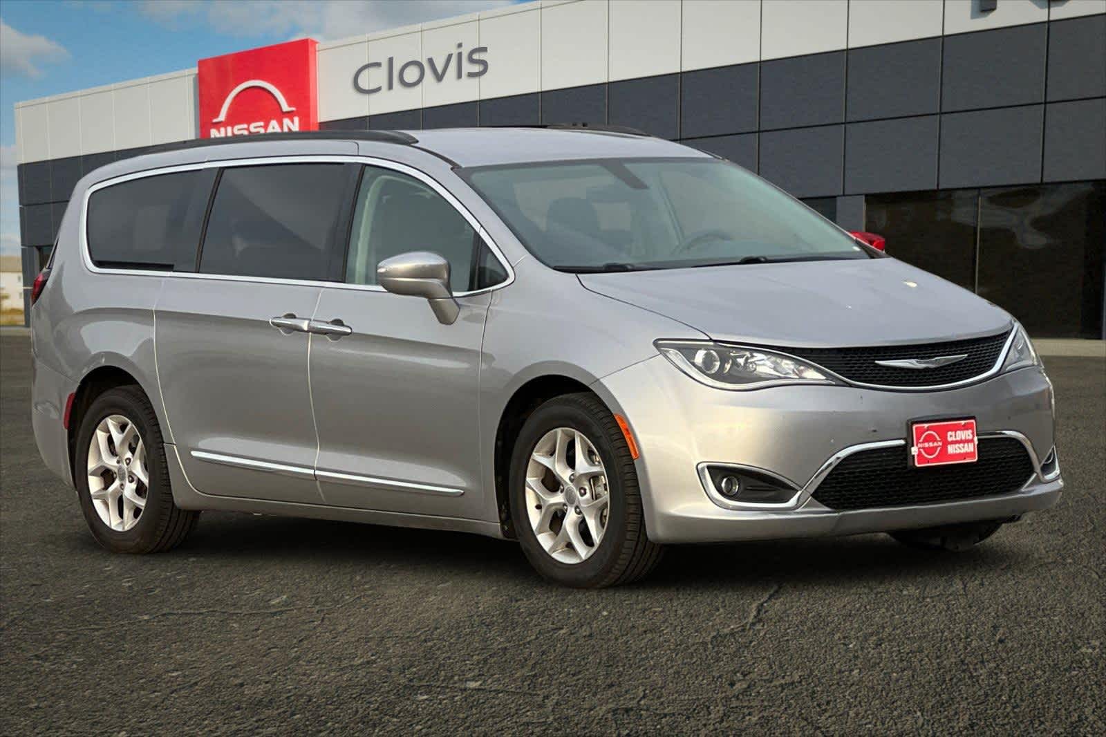 Thumbnail: 2017 Chrysler Pacifica - 10