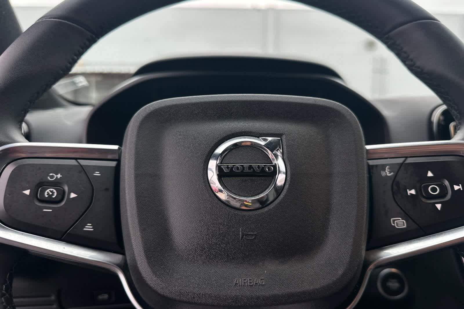 Thumbnail: 2023 Volvo XC40 - 29