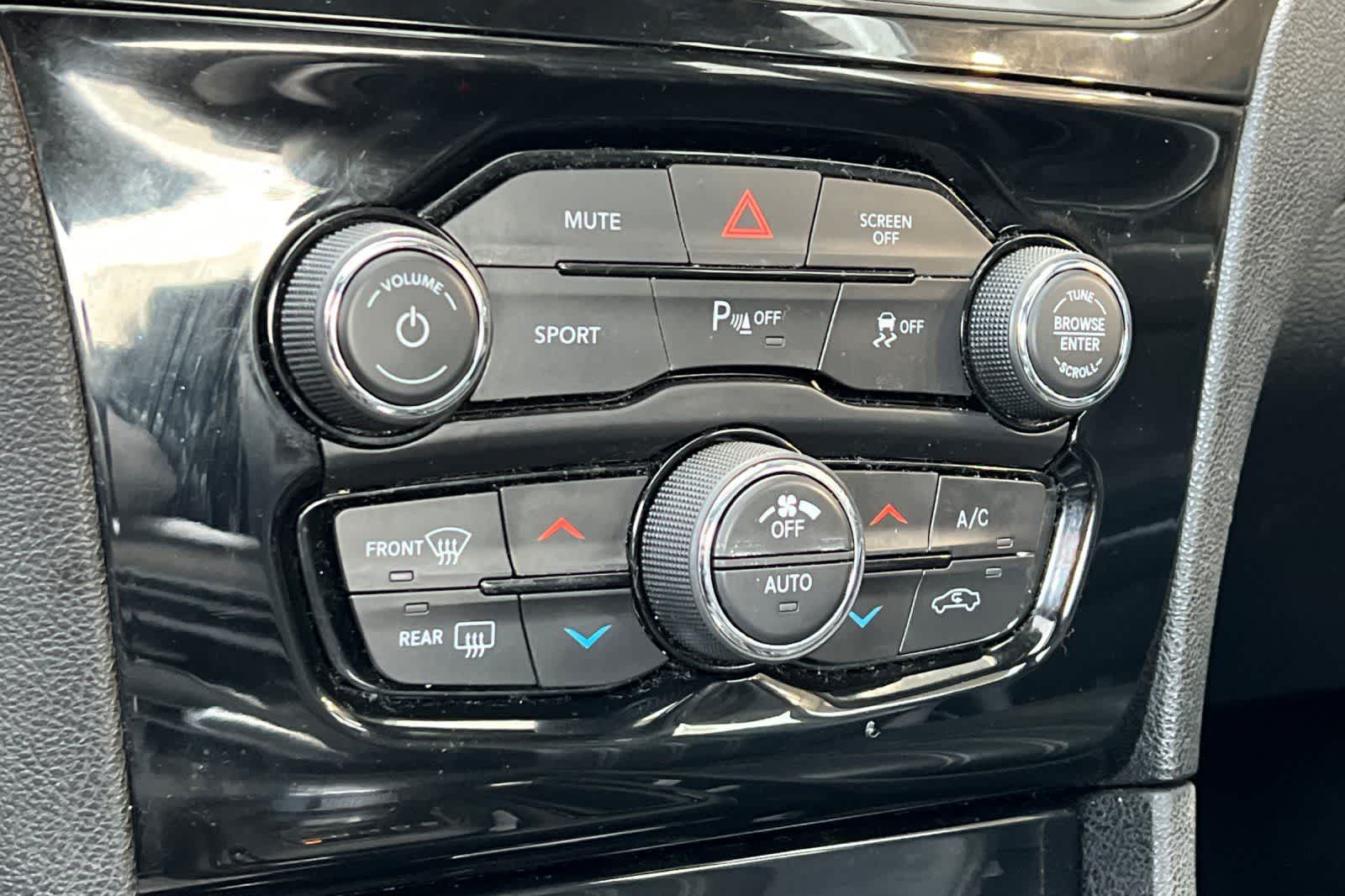 Thumbnail: 2023 Chrysler 300 - 22