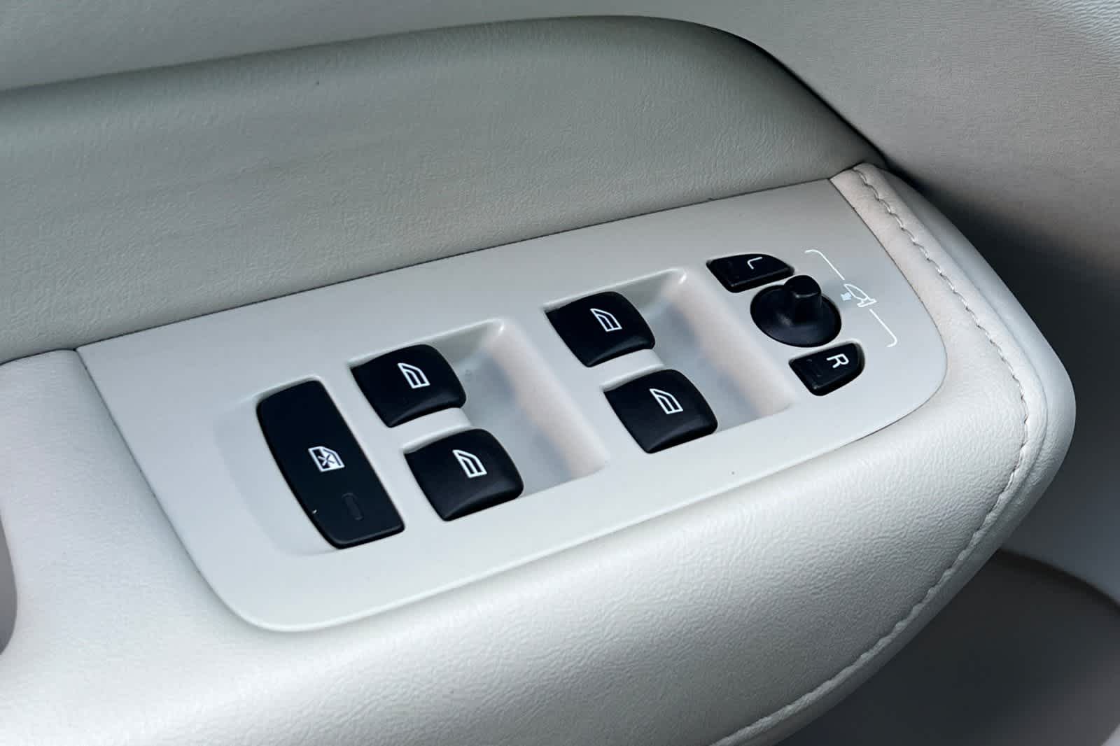 Thumbnail: 2023 Volvo XC60 - 14