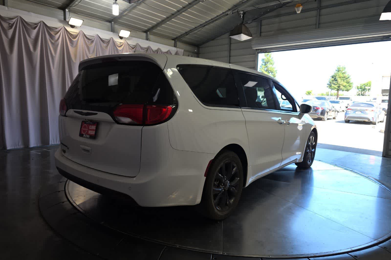 Thumbnail: 2020 Chrysler Pacifica - 3
