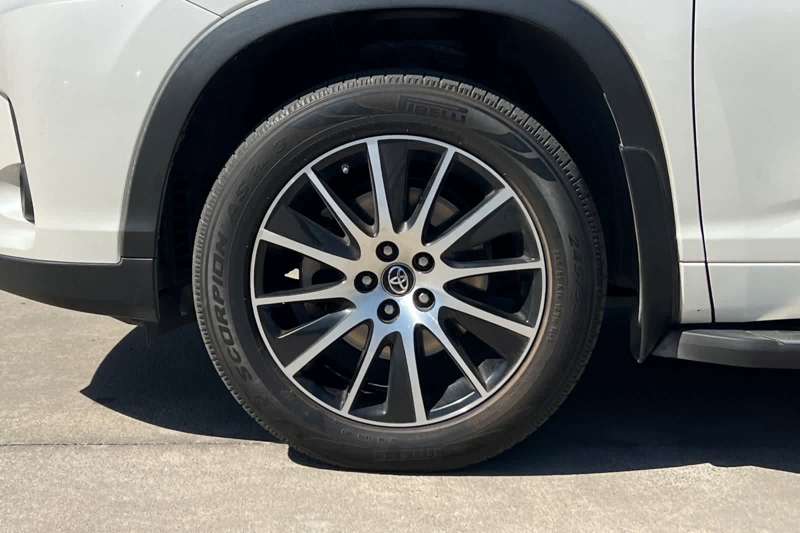 Thumbnail: 2018 Toyota Highlander - 12
