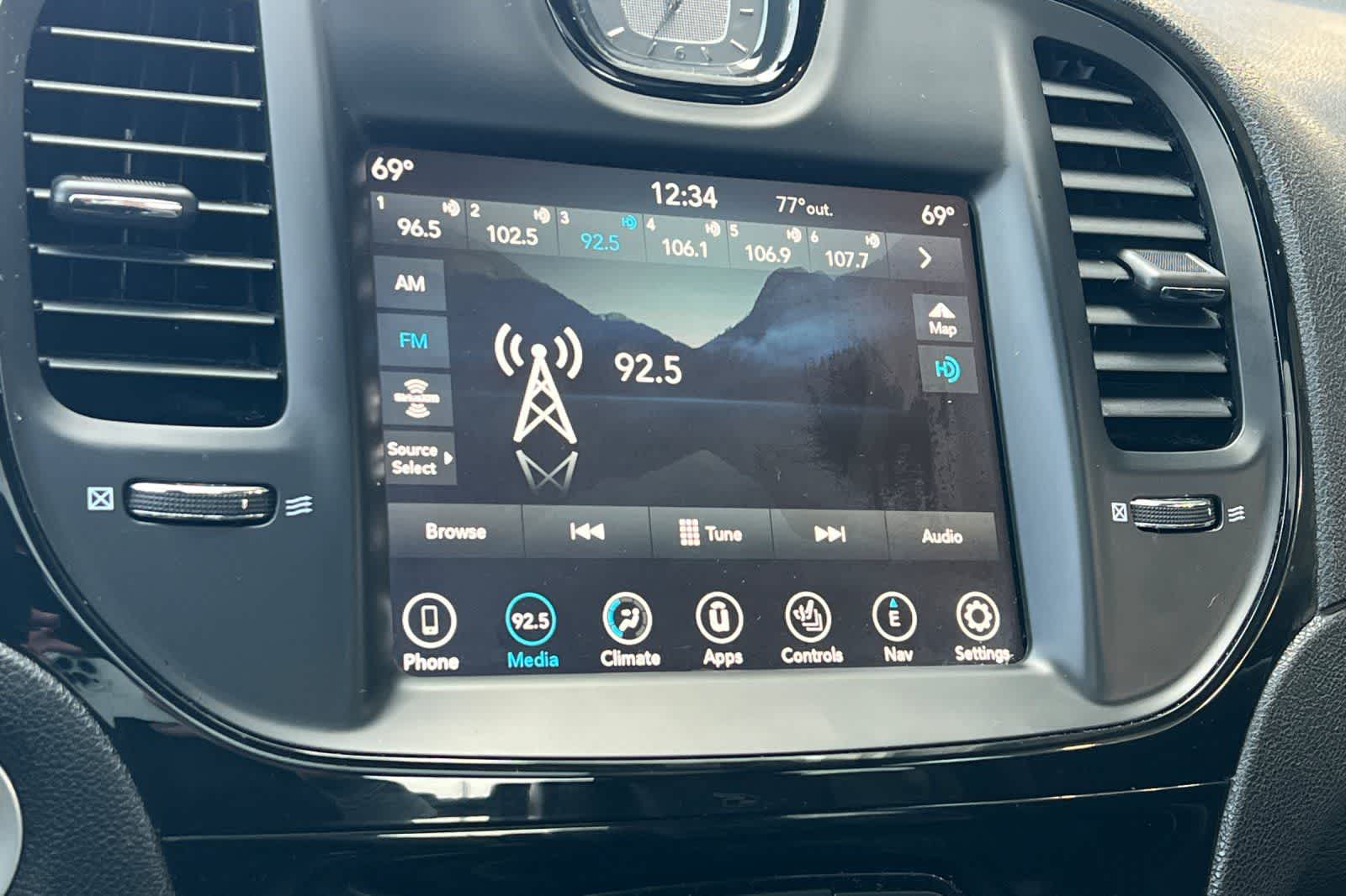 Thumbnail: 2023 Chrysler 300 - 19