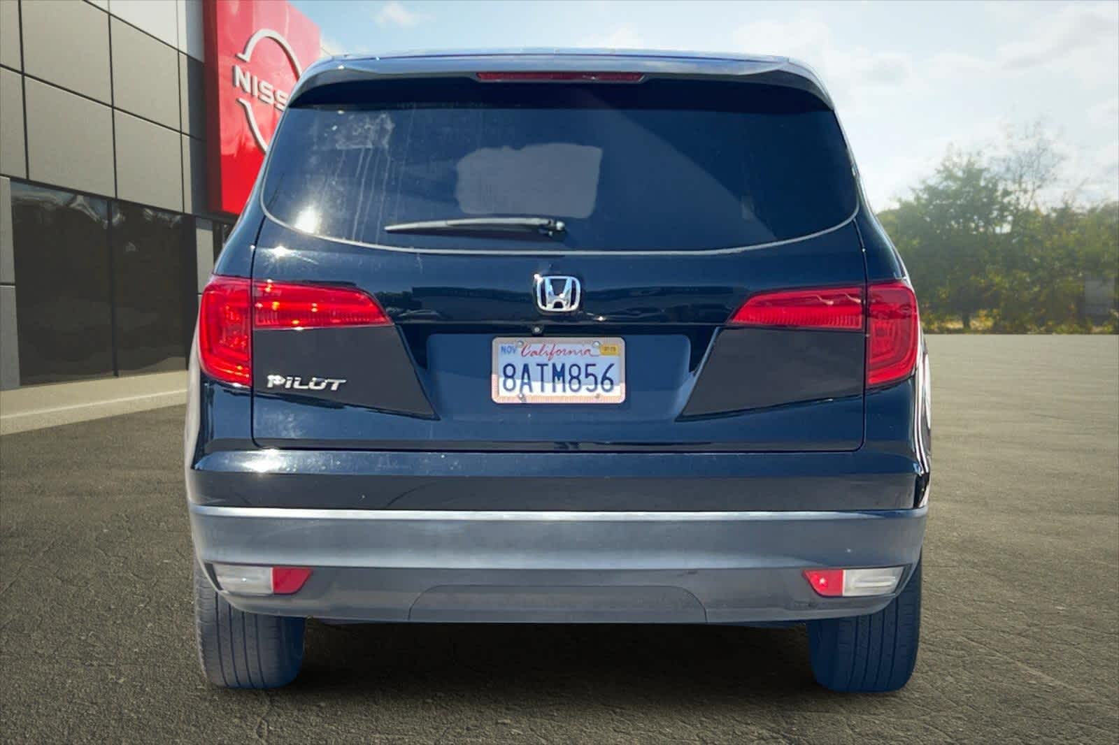 Thumbnail: 2017 Honda Pilot - 8