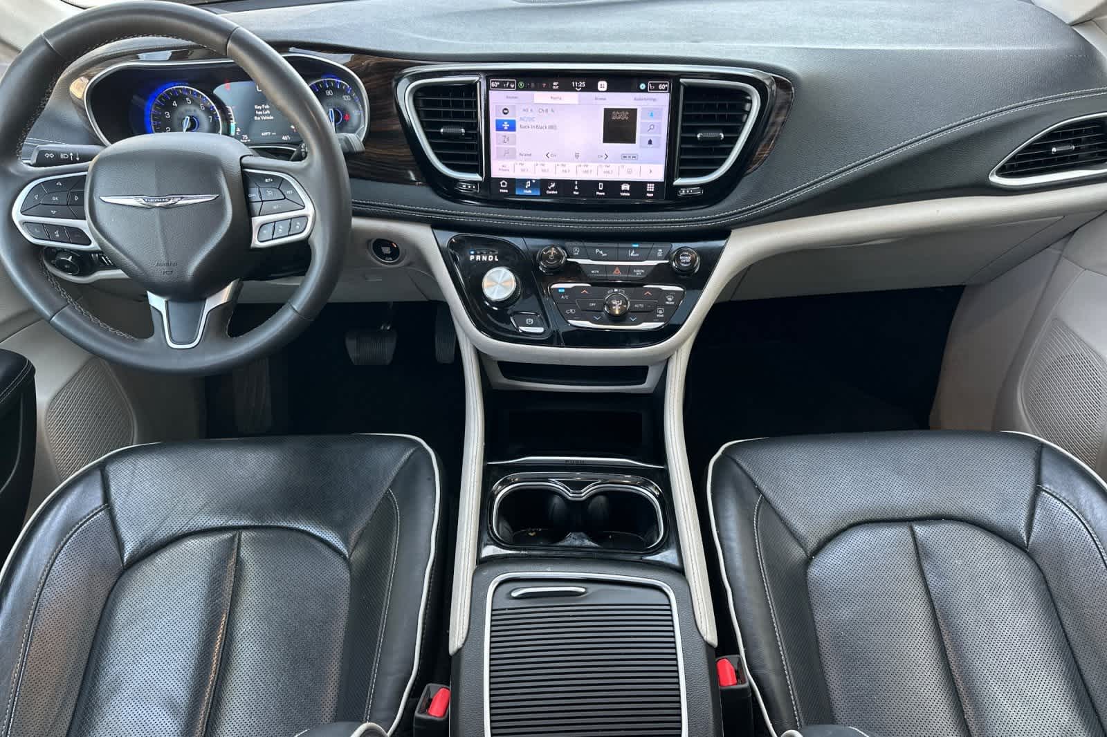 Thumbnail: 2023 Chrysler Pacifica - 4