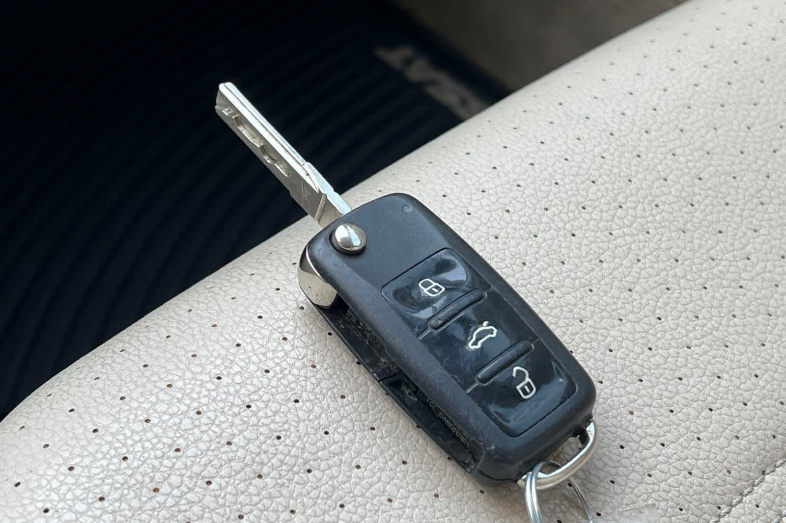 Thumbnail: 2013 Volkswagen Passat - 21