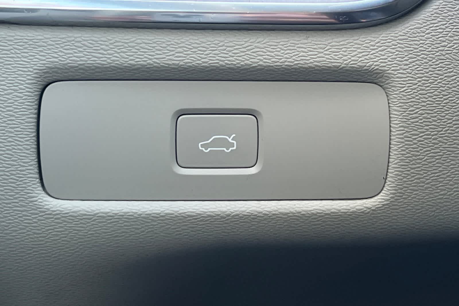 Thumbnail: 2023 Volvo XC60 - 32