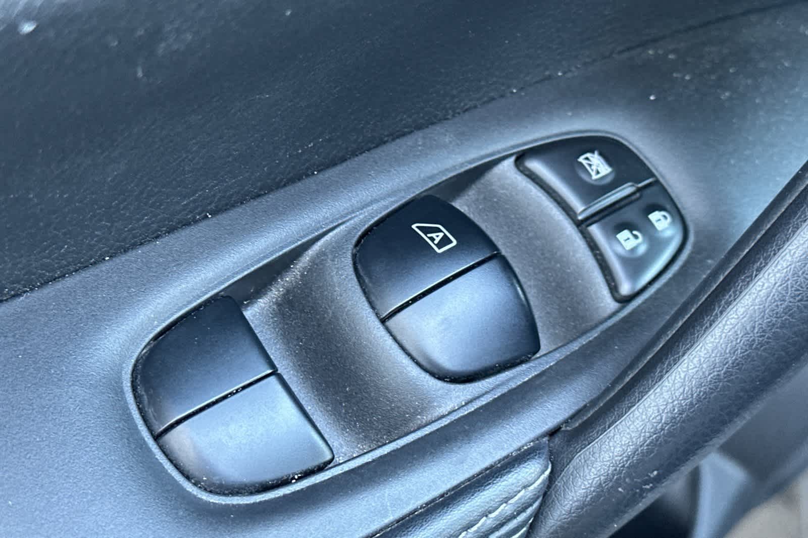 Thumbnail: 2021 Nissan Rogue Sport - 16