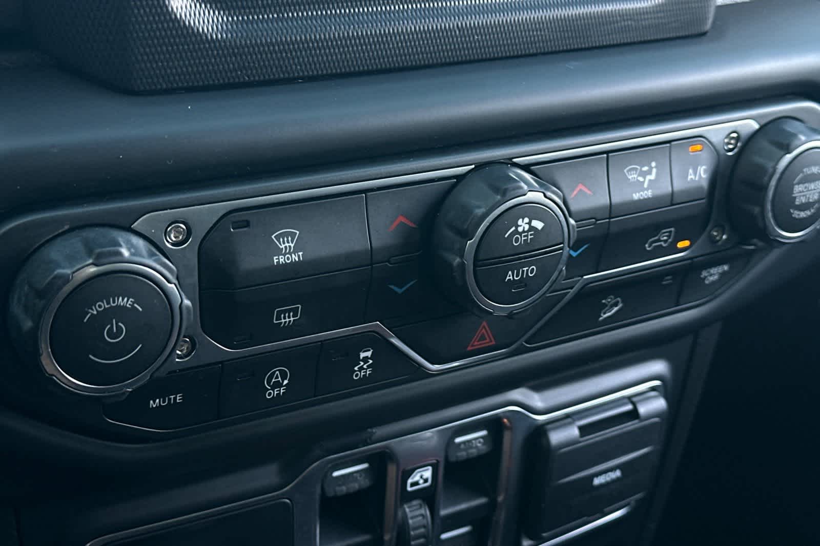 Thumbnail: 2018 Jeep Wrangler - 23