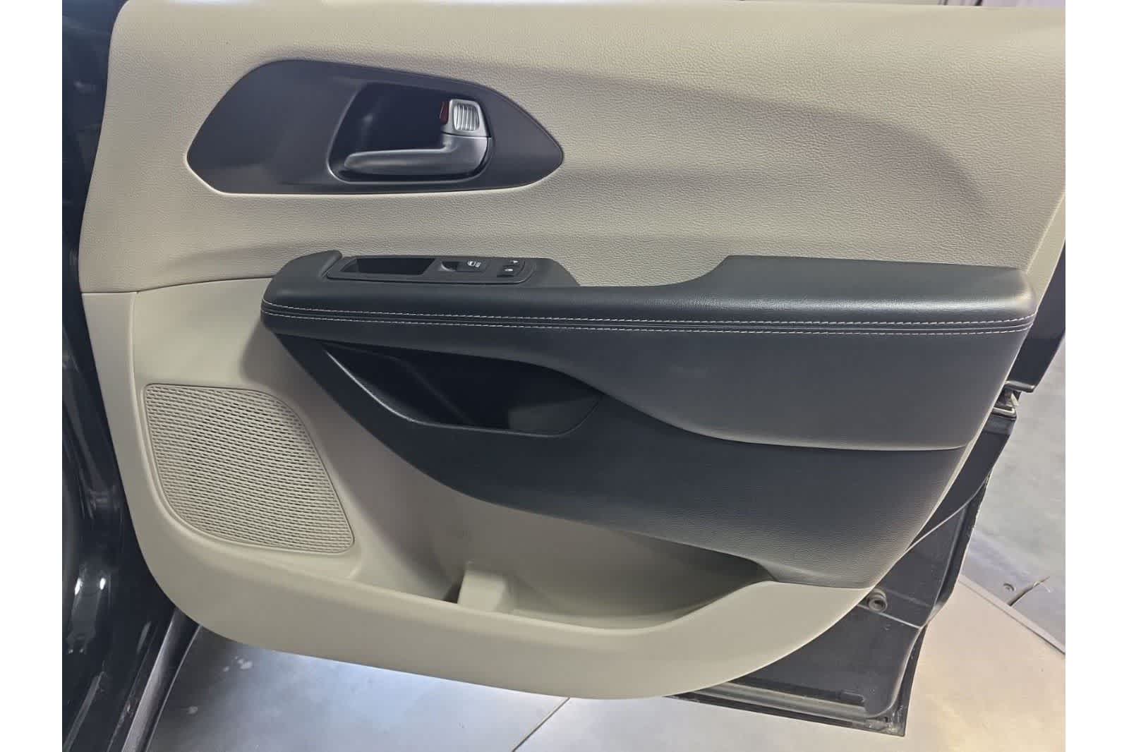 Thumbnail: 2023 Chrysler Pacifica - 14